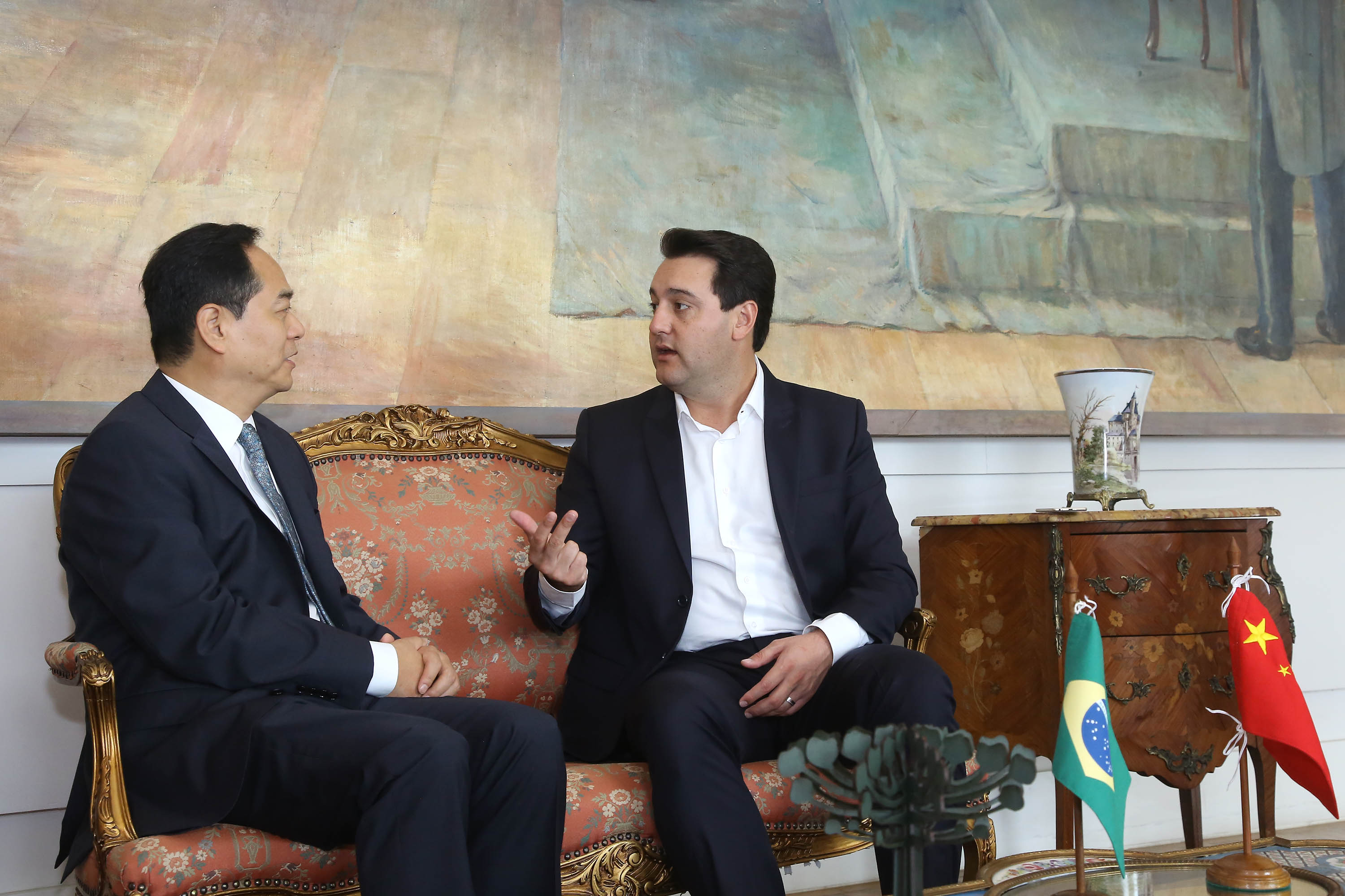 A China quer ser parceira do Paraná em obras de infraestrutura, com grande interesse no projeto do corredor bioceânico, que ligará os portos de Paranaguá, no Litoral do Estado, ao de Antofagasta, no Chile. O assunto foi tratado nesta quinta-feira (14) entre o governador Carlos Massa Ratinho Junior e o embaixador da República Popular da China, Yang Wanming, no Palácio Iguaçu. - . Curitiba,14/03/2019 Foto:Jaelson Lucas/ANPr