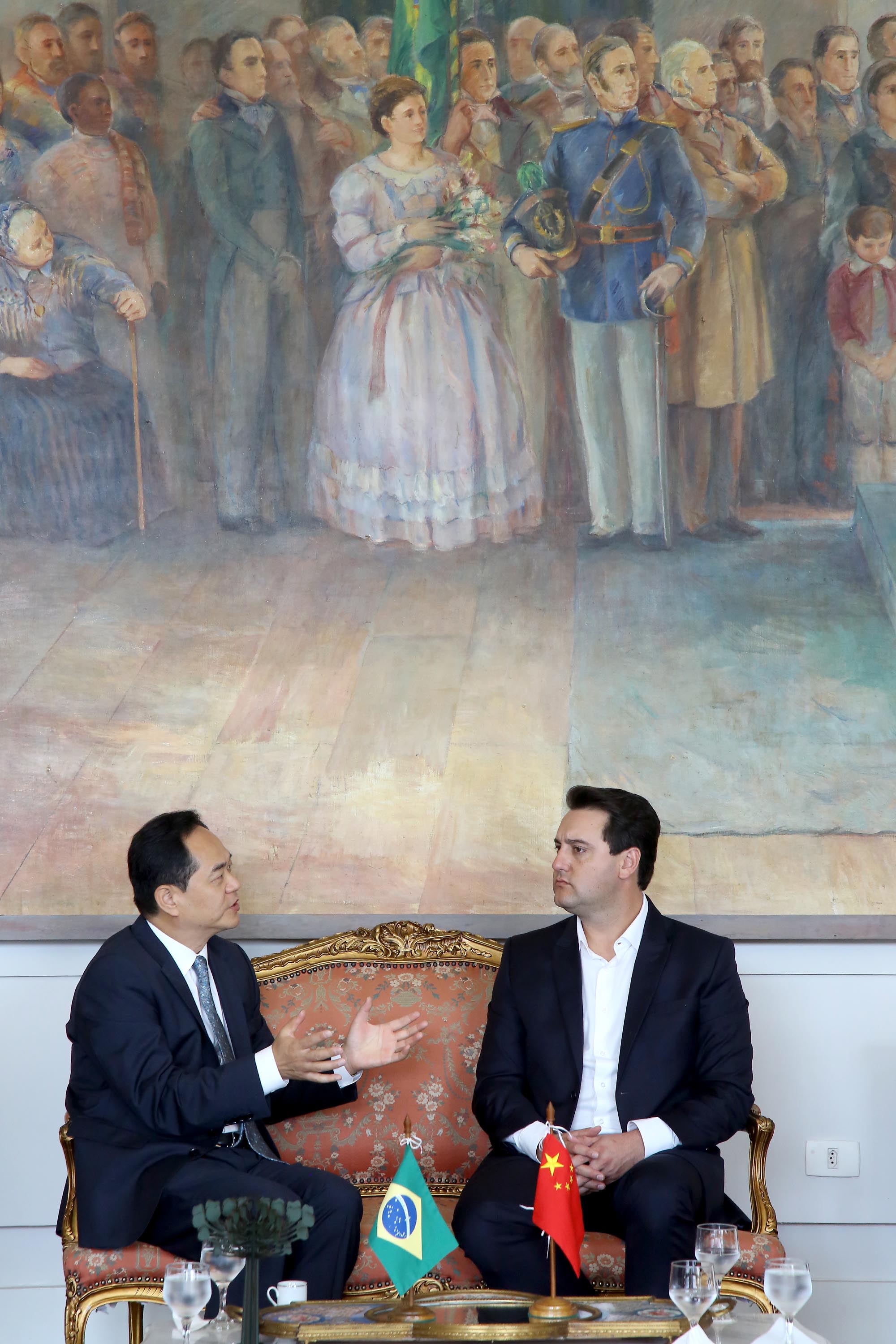 A China quer ser parceira do Paraná em obras de infraestrutura, com grande interesse no projeto do corredor bioceânico, que ligará os portos de Paranaguá, no Litoral do Estado, ao de Antofagasta, no Chile. O assunto foi tratado nesta quinta-feira (14) entre o governador Carlos Massa Ratinho Junior e o embaixador da República Popular da China, Yang Wanming, no Palácio Iguaçu. - . Curitiba,14/03/2019 Foto:Jaelson Lucas/ANPr