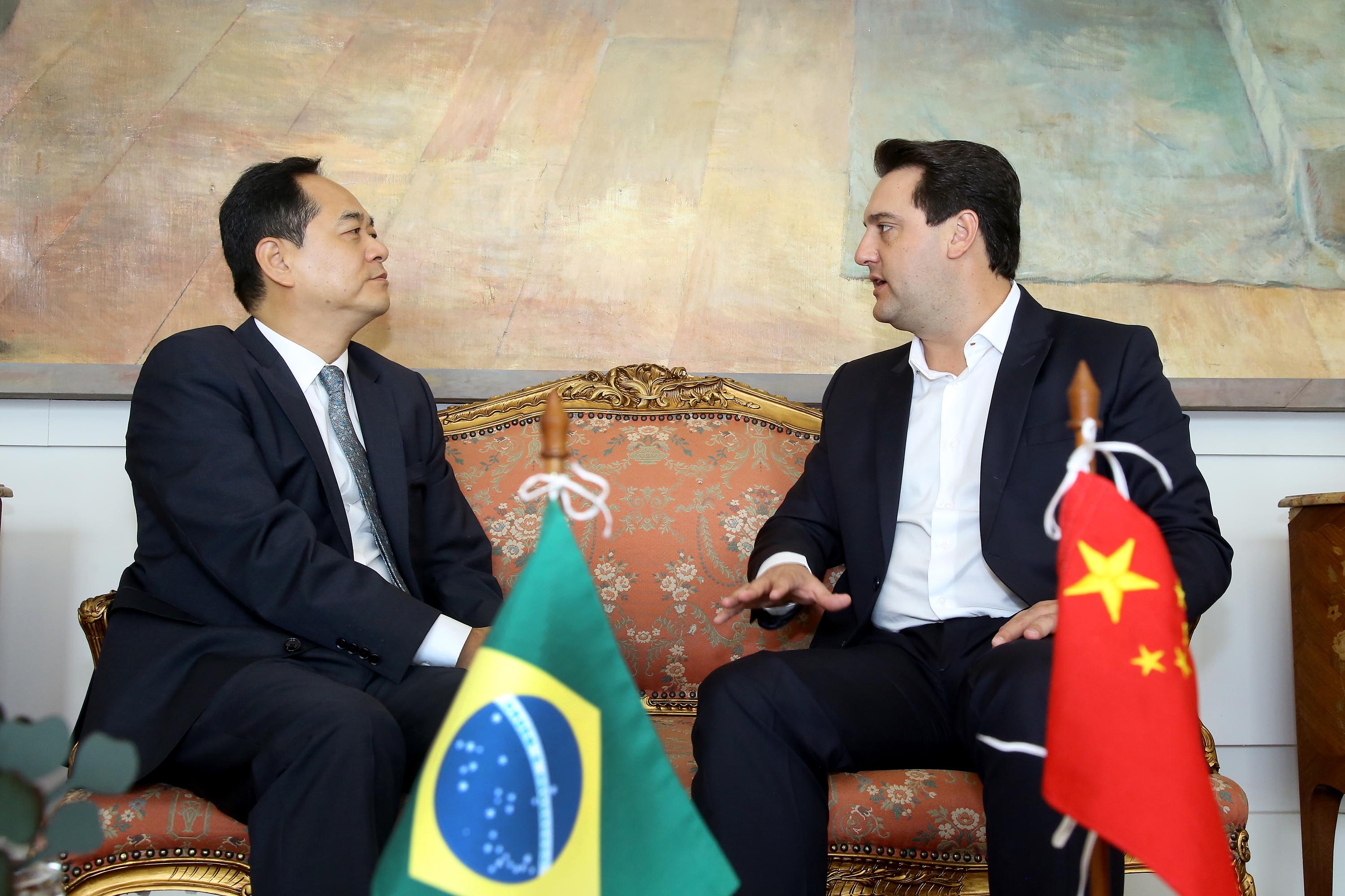 A China quer ser parceira do Paraná em obras de infraestrutura, com grande interesse no projeto do corredor bioceânico, que ligará os portos de Paranaguá, no Litoral do Estado, ao de Antofagasta, no Chile. O assunto foi tratado nesta quinta-feira (14) entre o governador Carlos Massa Ratinho Junior e o embaixador da República Popular da China, Yang Wanming, no Palácio Iguaçu. - . Curitiba,14/03/2019 Foto:Jaelson Lucas/ANPr