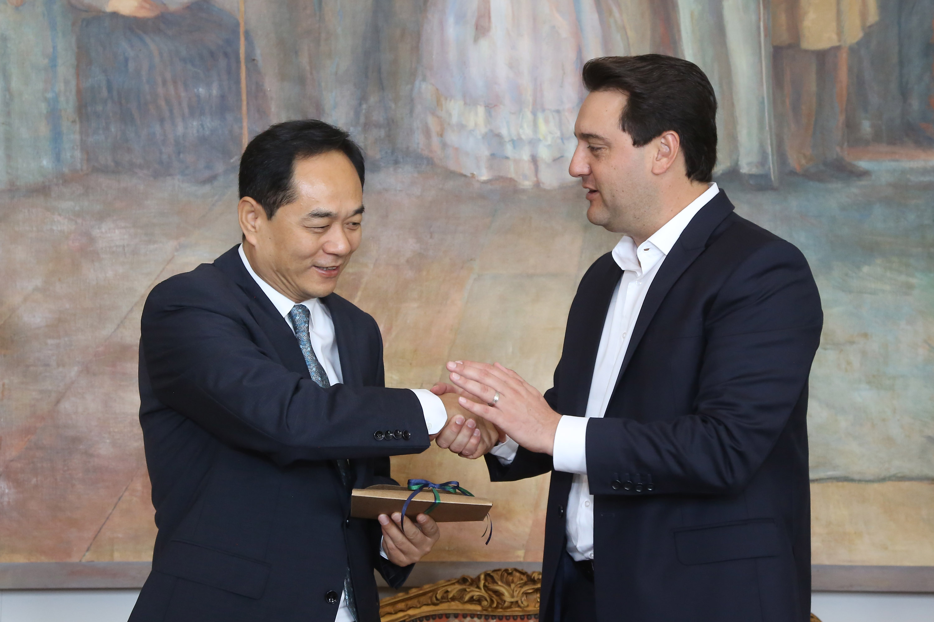A China quer ser parceira do Paraná em obras de infraestrutura, com grande interesse no projeto do corredor bioceânico, que ligará os portos de Paranaguá, no Litoral do Estado, ao de Antofagasta, no Chile. O assunto foi tratado nesta quinta-feira (14) entre o governador Carlos Massa Ratinho Junior e o embaixador da República Popular da China, Yang Wanming, no Palácio Iguaçu. - . Curitiba,14/03/2019 Foto:Jaelson Lucas/ANPr