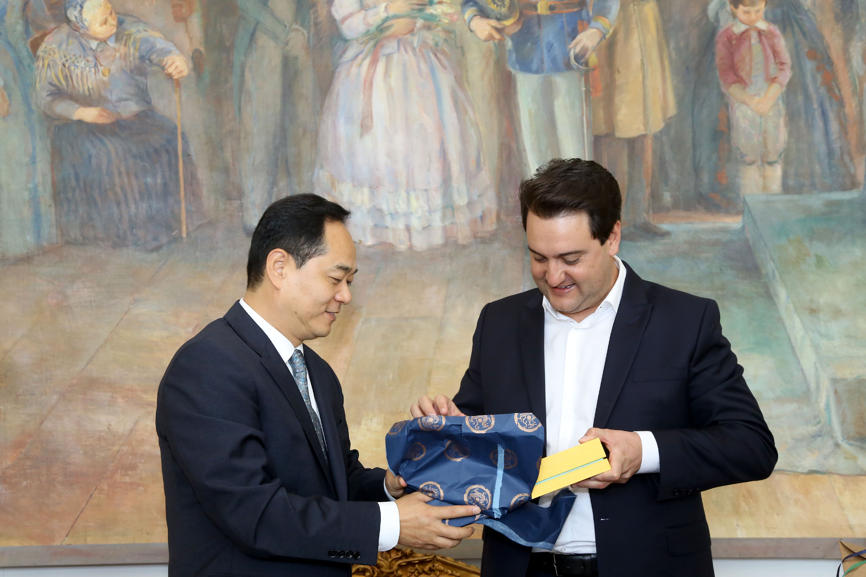 A China quer ser parceira do Paraná em obras de infraestrutura, com grande interesse no projeto do corredor bioceânico, que ligará os portos de Paranaguá, no Litoral do Estado, ao de Antofagasta, no Chile. O assunto foi tratado nesta quinta-feira (14) entre o governador Carlos Massa Ratinho Junior e o embaixador da República Popular da China, Yang Wanming, no Palácio Iguaçu. - . Curitiba,14/03/2019 Foto:Jaelson Lucas/ANPr