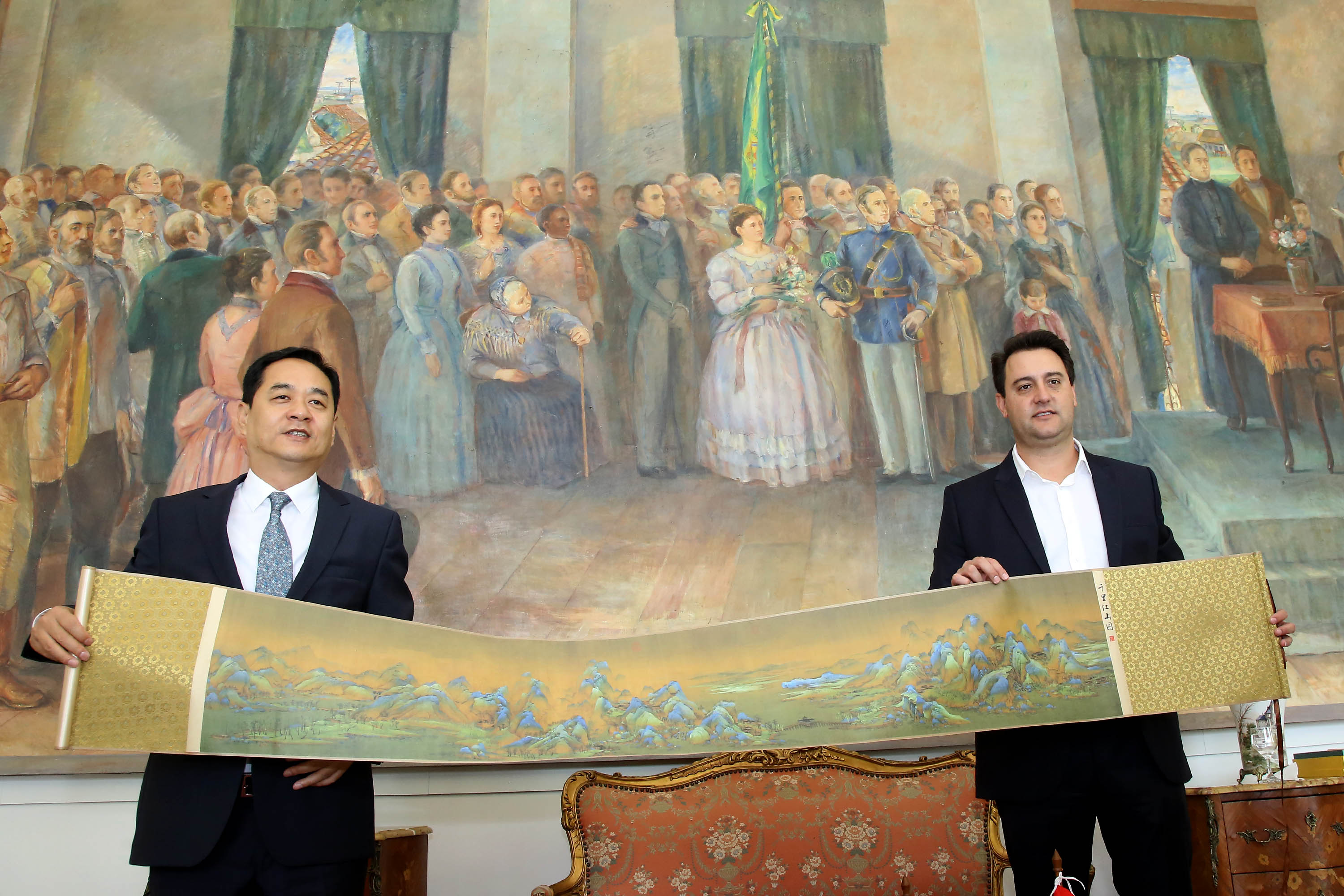 A China quer ser parceira do Paraná em obras de infraestrutura, com grande interesse no projeto do corredor bioceânico, que ligará os portos de Paranaguá, no Litoral do Estado, ao de Antofagasta, no Chile. O assunto foi tratado nesta quinta-feira (14) entre o governador Carlos Massa Ratinho Junior e o embaixador da República Popular da China, Yang Wanming, no Palácio Iguaçu. - . Curitiba,14/03/2019 Foto:Jaelson Lucas/ANPr