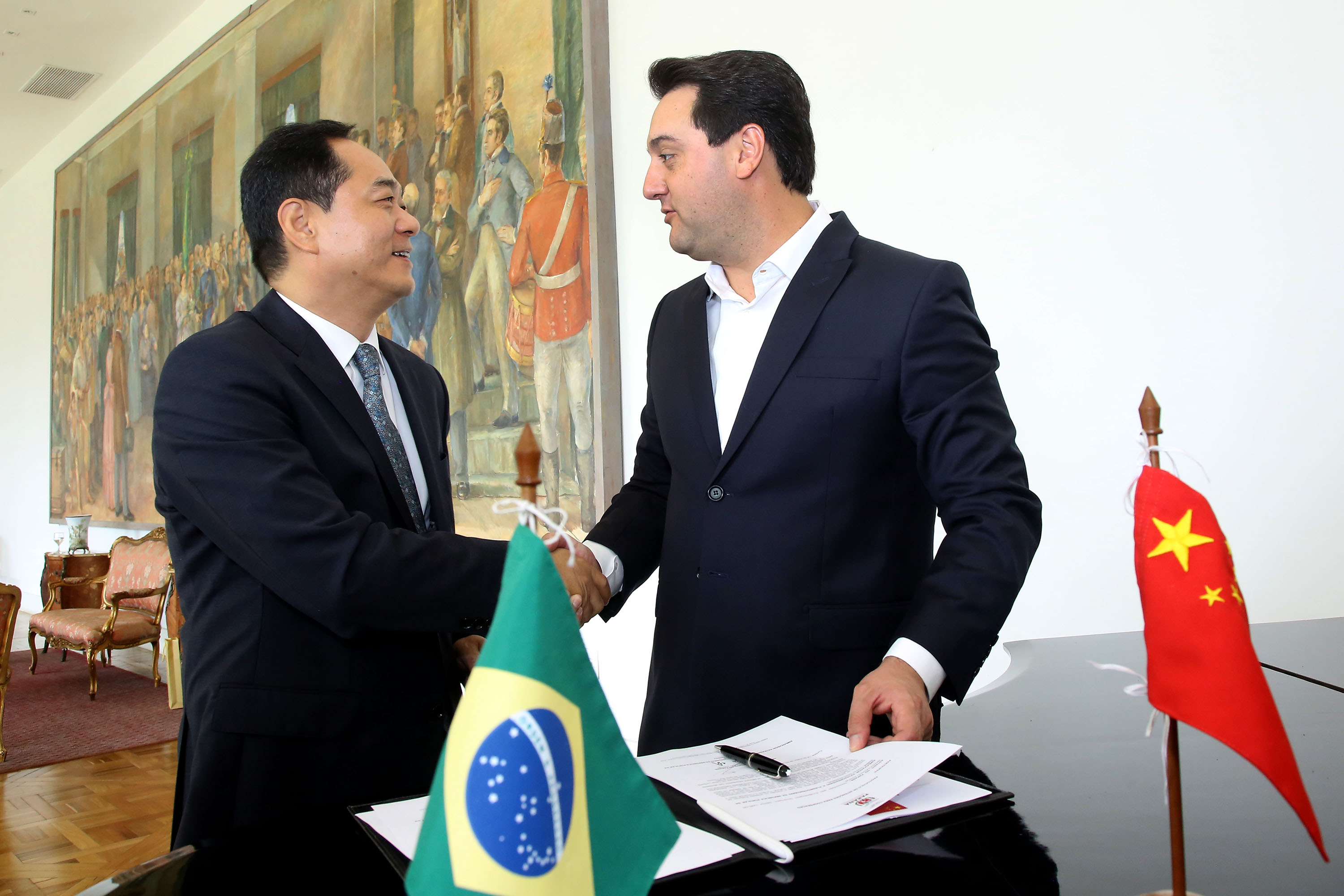 A China quer ser parceira do Paraná em obras de infraestrutura, com grande interesse no projeto do corredor bioceânico, que ligará os portos de Paranaguá, no Litoral do Estado, ao de Antofagasta, no Chile. O assunto foi tratado nesta quinta-feira (14) entre o governador Carlos Massa Ratinho Junior e o embaixador da República Popular da China, Yang Wanming, no Palácio Iguaçu. - . Curitiba,14/03/2019 Foto:Jaelson Lucas/ANPr