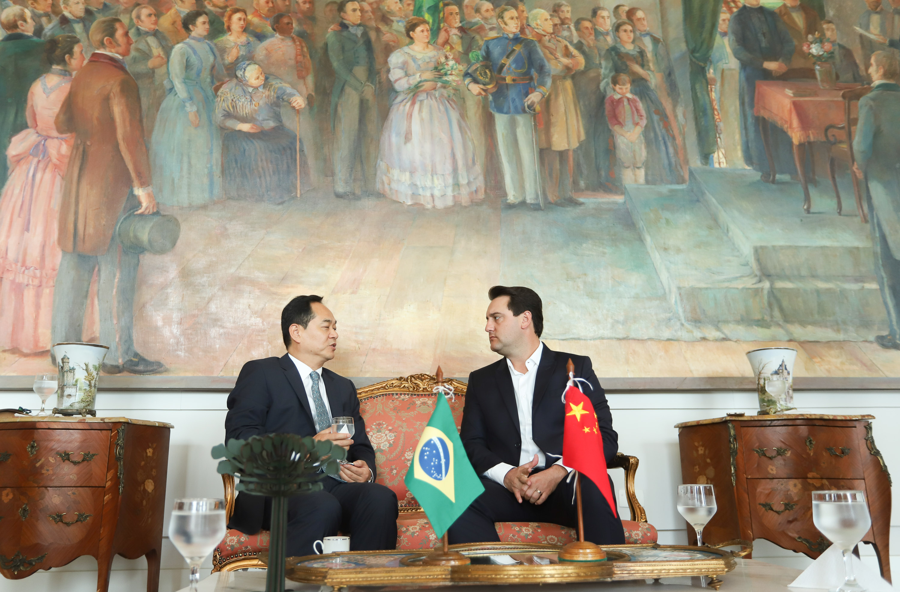 A China quer ser parceira do Paraná em obras de infraestrutura, com grande interesse no projeto do corredor bioceânico, que ligará os portos de Paranaguá, no Litoral do Estado, ao de Antofagasta, no Chile. O assunto foi tratado nesta quinta-feira (14) entre o governador Carlos Massa Ratinho Junior e o embaixador da República Popular da China, Yang Wanming, no Palácio Iguaçu. - . Curitiba,14/03/2019 Foto: Rodrigo Félix Leal/ANPr