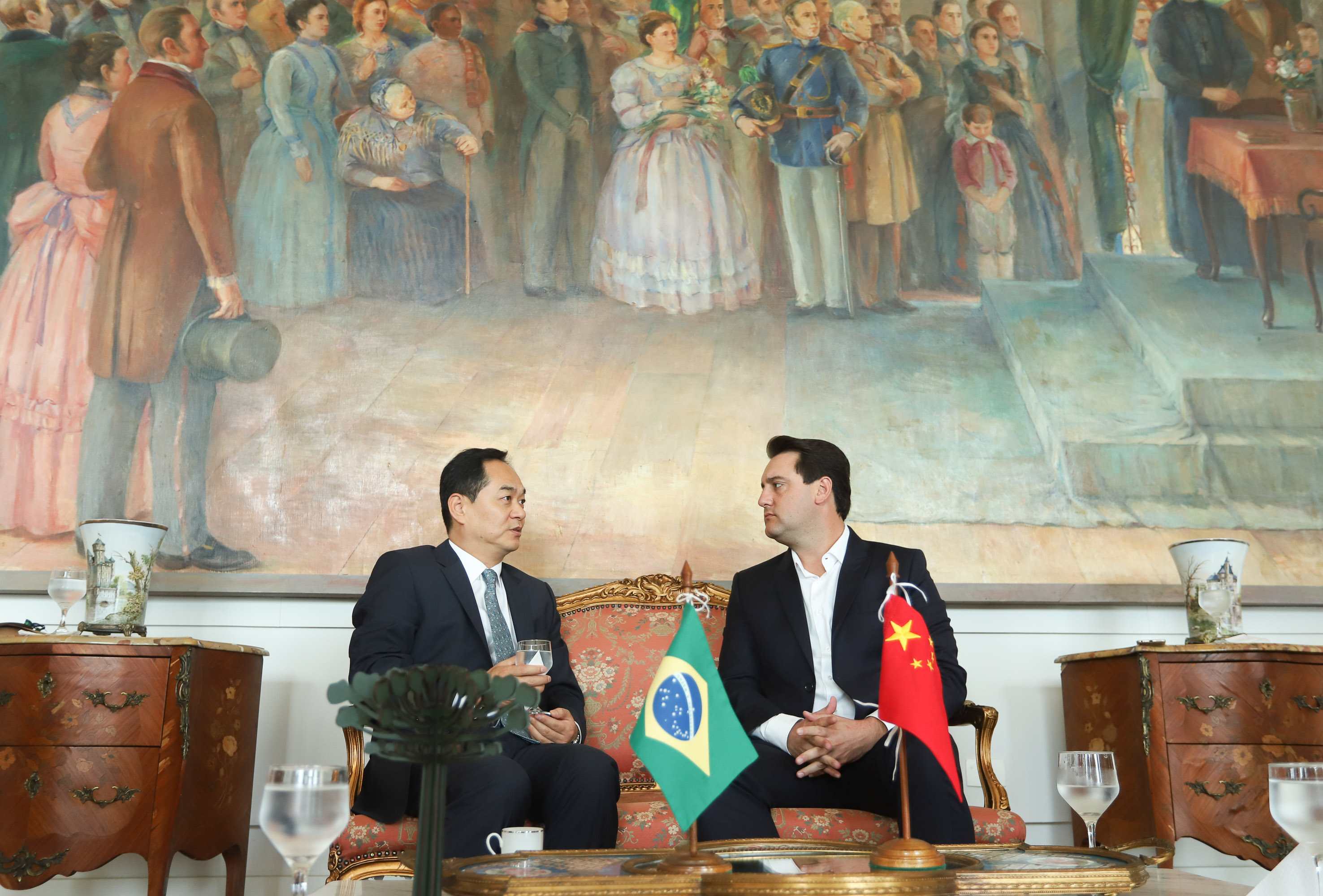 A China quer ser parceira do Paraná em obras de infraestrutura, com grande interesse no projeto do corredor bioceânico, que ligará os portos de Paranaguá, no Litoral do Estado, ao de Antofagasta, no Chile. O assunto foi tratado nesta quinta-feira (14) entre o governador Carlos Massa Ratinho Junior e o embaixador da República Popular da China, Yang Wanming, no Palácio Iguaçu. - . Curitiba,14/03/2019 Foto: Rodrigo Félix Leal/ANPr