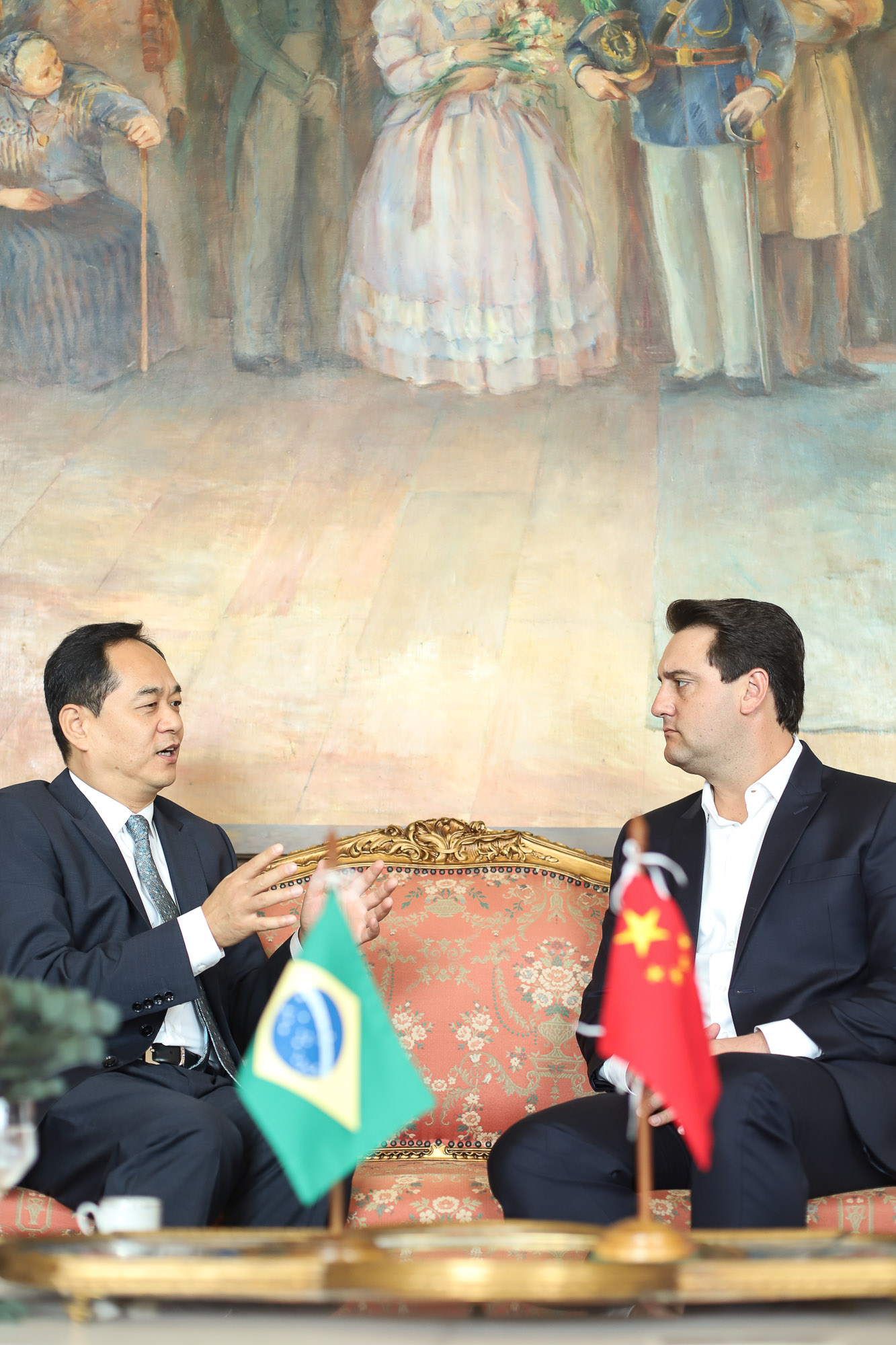A China quer ser parceira do Paraná em obras de infraestrutura, com grande interesse no projeto do corredor bioceânico, que ligará os portos de Paranaguá, no Litoral do Estado, ao de Antofagasta, no Chile. O assunto foi tratado nesta quinta-feira (14) entre o governador Carlos Massa Ratinho Junior e o embaixador da República Popular da China, Yang Wanming, no Palácio Iguaçu. - . Curitiba,14/03/2019 Foto: Rodrigo Félix Leal/ANPr