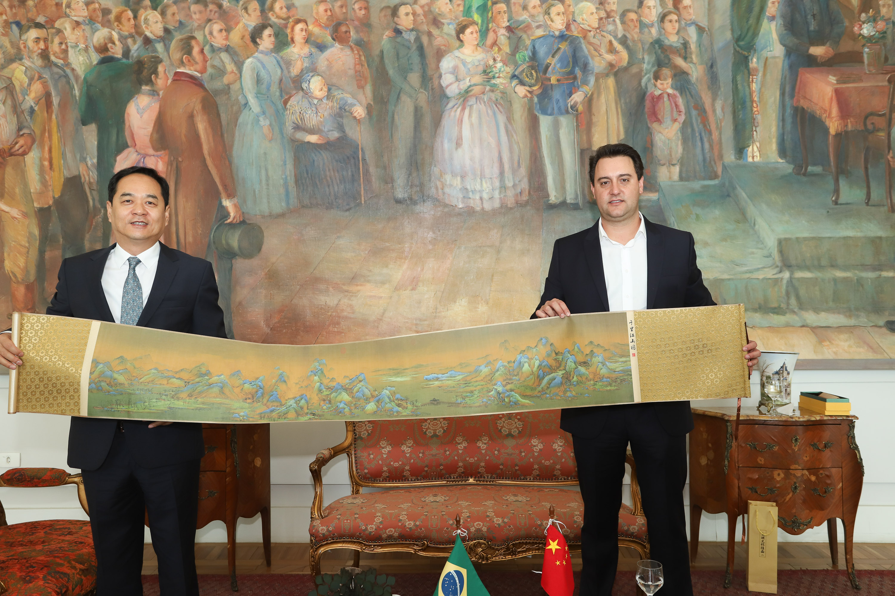 A China quer ser parceira do Paraná em obras de infraestrutura, com grande interesse no projeto do corredor bioceânico, que ligará os portos de Paranaguá, no Litoral do Estado, ao de Antofagasta, no Chile. O assunto foi tratado nesta quinta-feira (14) entre o governador Carlos Massa Ratinho Junior e o embaixador da República Popular da China, Yang Wanming, no Palácio Iguaçu. - . Curitiba,14/03/2019 Foto: Rodrigo Félix Leal/ANPr