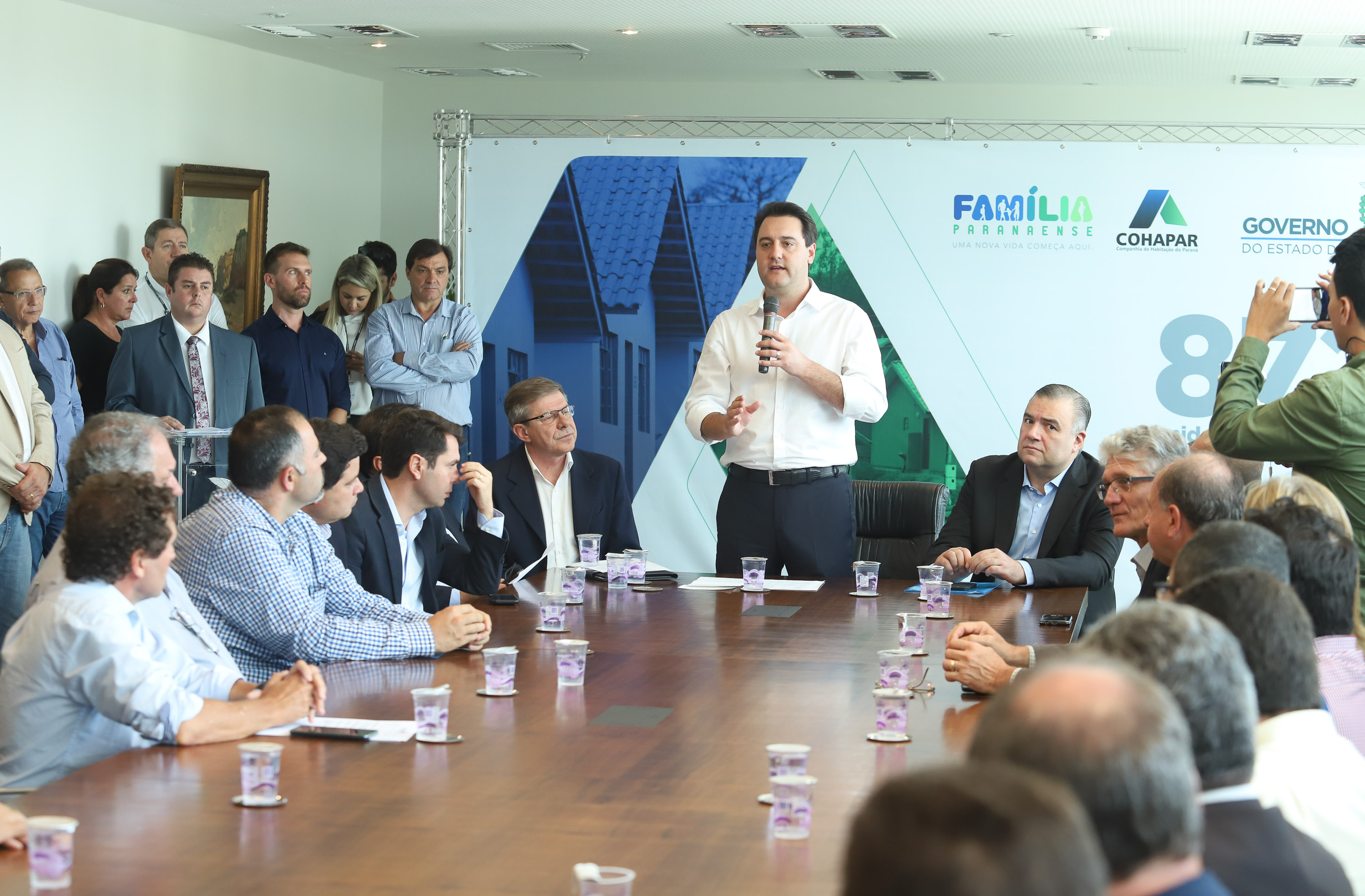 O governador Carlos Massa Ratinho Junior assinou nesta quinta-feira (14) contratos para a construção de 872 novas moradias populares em 15 municípios paranaenses. Os projetos foram desenvolvidos em diferentes programas coordenados pela Companhia de Habitação do Paraná (Cohapar) em parceria com as prefeituras e receberão investimentos de R$ 68,8 milhões. Foto: Rodrigo Felix Leal/ANPr