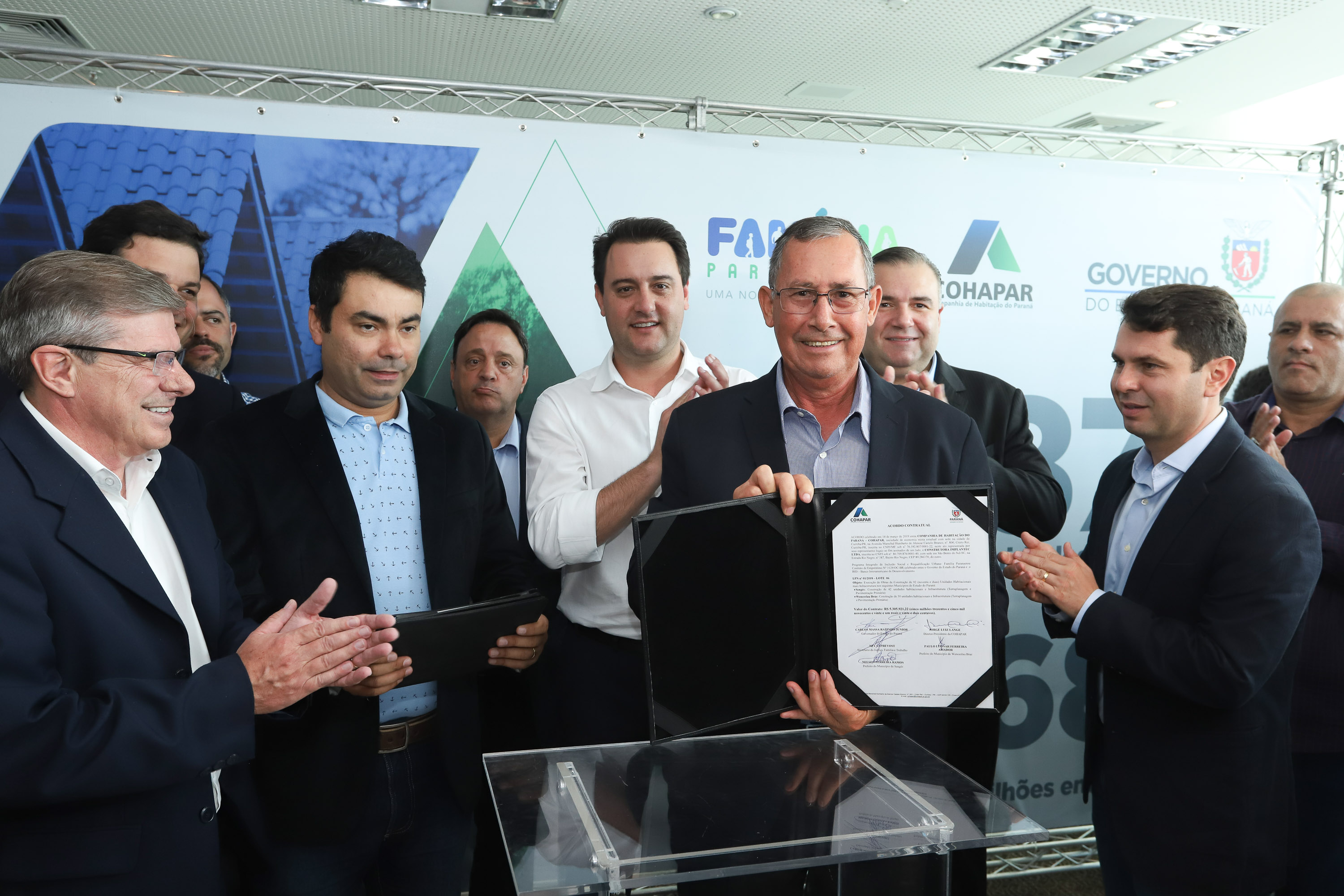 O governador Carlos Massa Ratinho Junior assinou nesta quinta-feira (14) contratos para a construção de 872 novas moradias populares em 15 municípios paranaenses. Os projetos foram desenvolvidos em diferentes programas coordenados pela Companhia de Habitação do Paraná (Cohapar) em parceria com as prefeituras e receberão investimentos de R$ 68,8 milhões. Foto: Rodrigo Felix Leal/ANPr