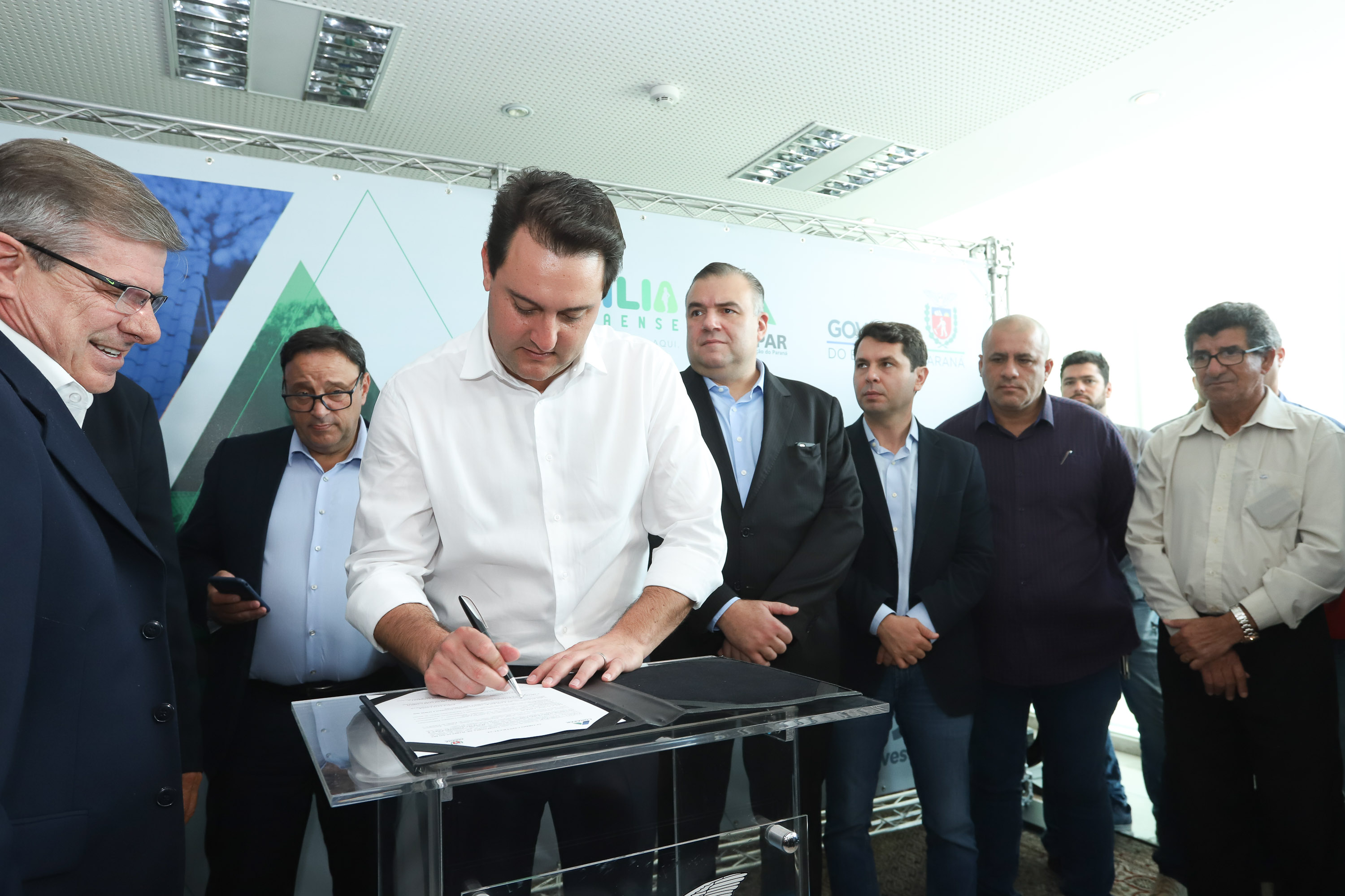 O governador Carlos Massa Ratinho Junior assinou nesta quinta-feira (14) contratos para a construção de 872 novas moradias populares em 15 municípios paranaenses. Os projetos foram desenvolvidos em diferentes programas coordenados pela Companhia de Habitação do Paraná (Cohapar) em parceria com as prefeituras e receberão investimentos de R$ 68,8 milhões. Foto: Rodrigo Felix Leal/ANPr
