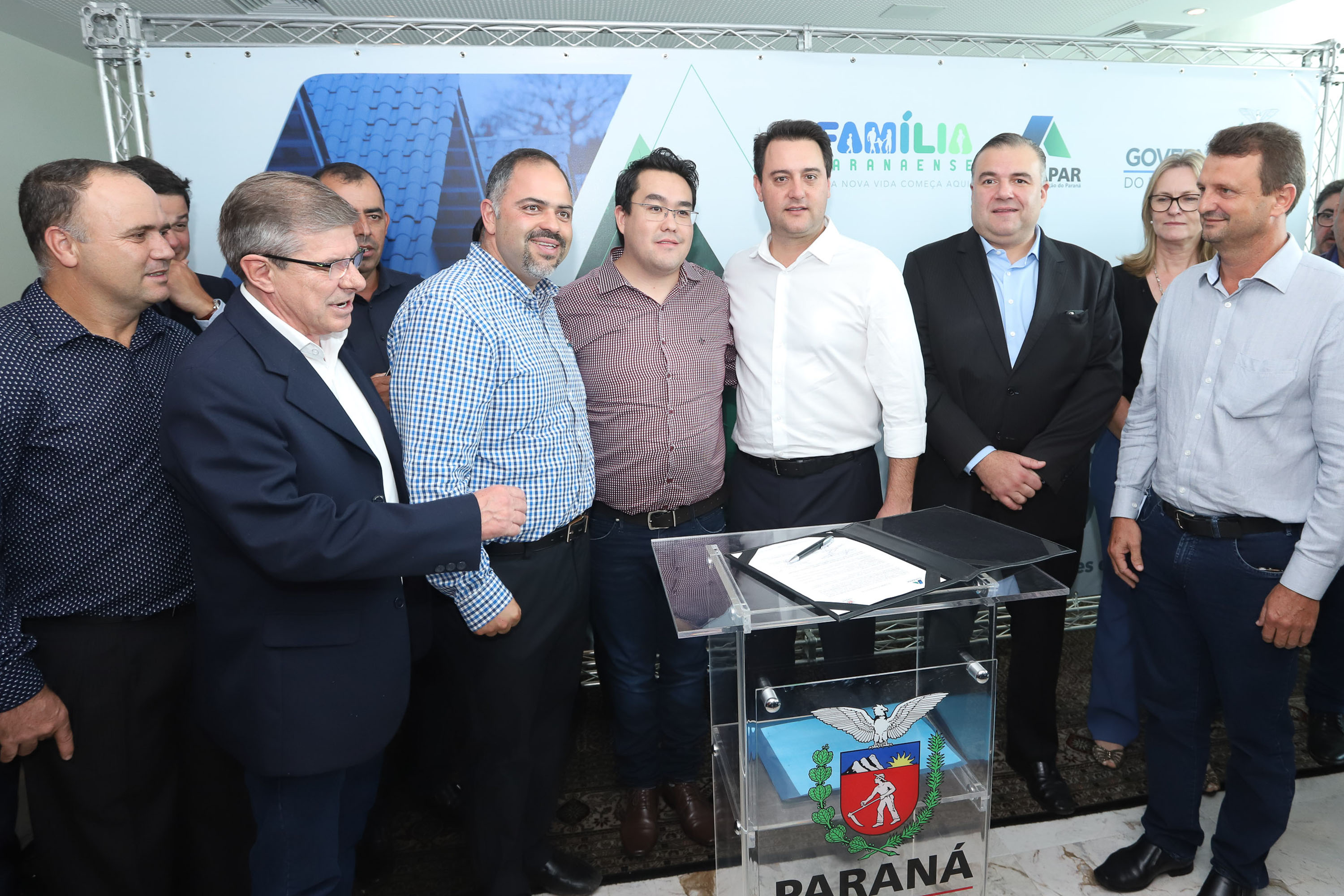 O governador Carlos Massa Ratinho Junior assinou nesta quinta-feira (14) contratos para a construção de 872 novas moradias populares em 15 municípios paranaenses. Os projetos foram desenvolvidos em diferentes programas coordenados pela Companhia de Habitação do Paraná (Cohapar) em parceria com as prefeituras e receberão investimentos de R$ 68,8 milhões. Foto: Rodrigo Felix Leal/ANPr