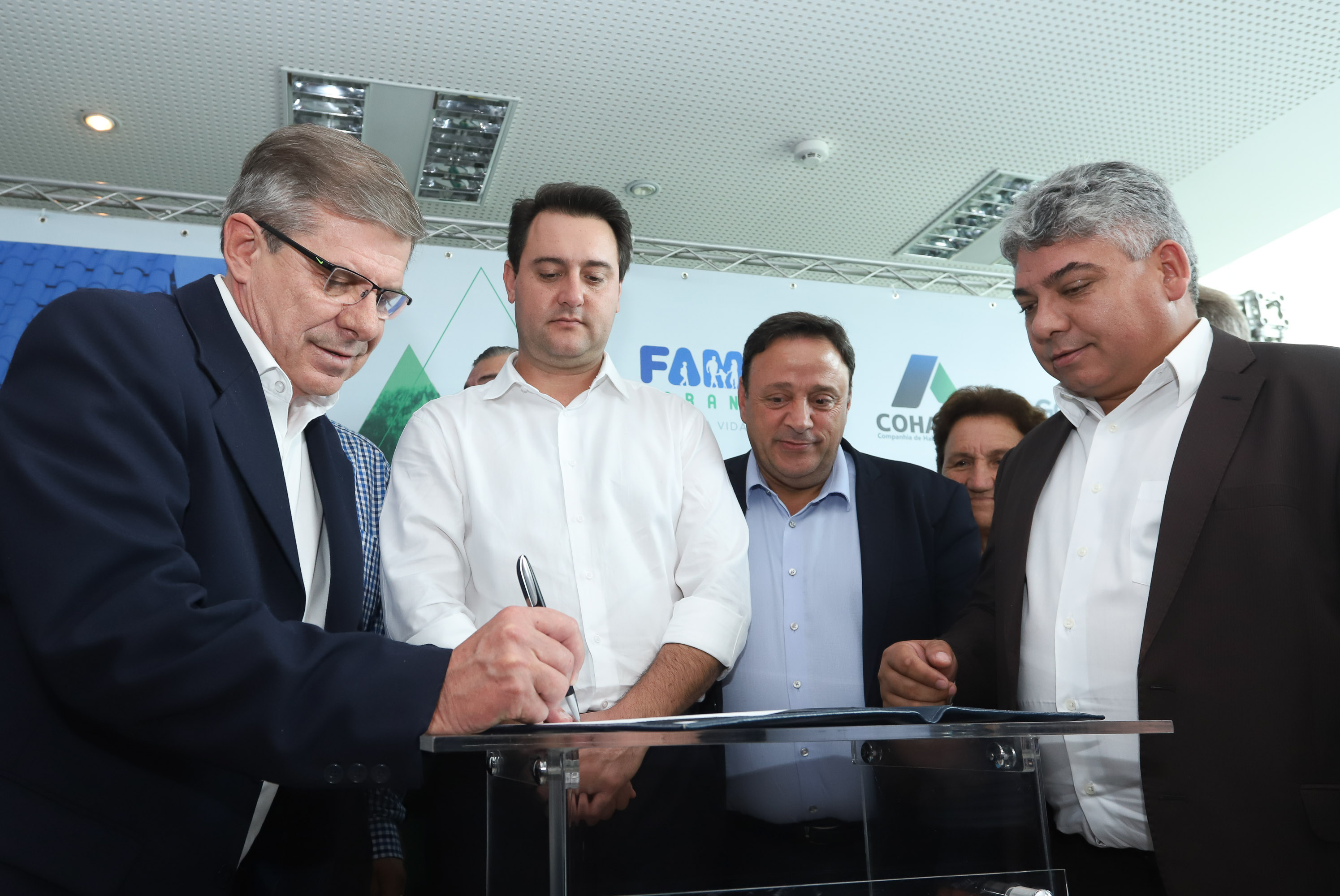 O governador Carlos Massa Ratinho Junior assinou nesta quinta-feira (14) contratos para a construção de 872 novas moradias populares em 15 municípios paranaenses. Os projetos foram desenvolvidos em diferentes programas coordenados pela Companhia de Habitação do Paraná (Cohapar) em parceria com as prefeituras e receberão investimentos de R$ 68,8 milhões. Foto: Rodrigo Felix Leal/ANPr