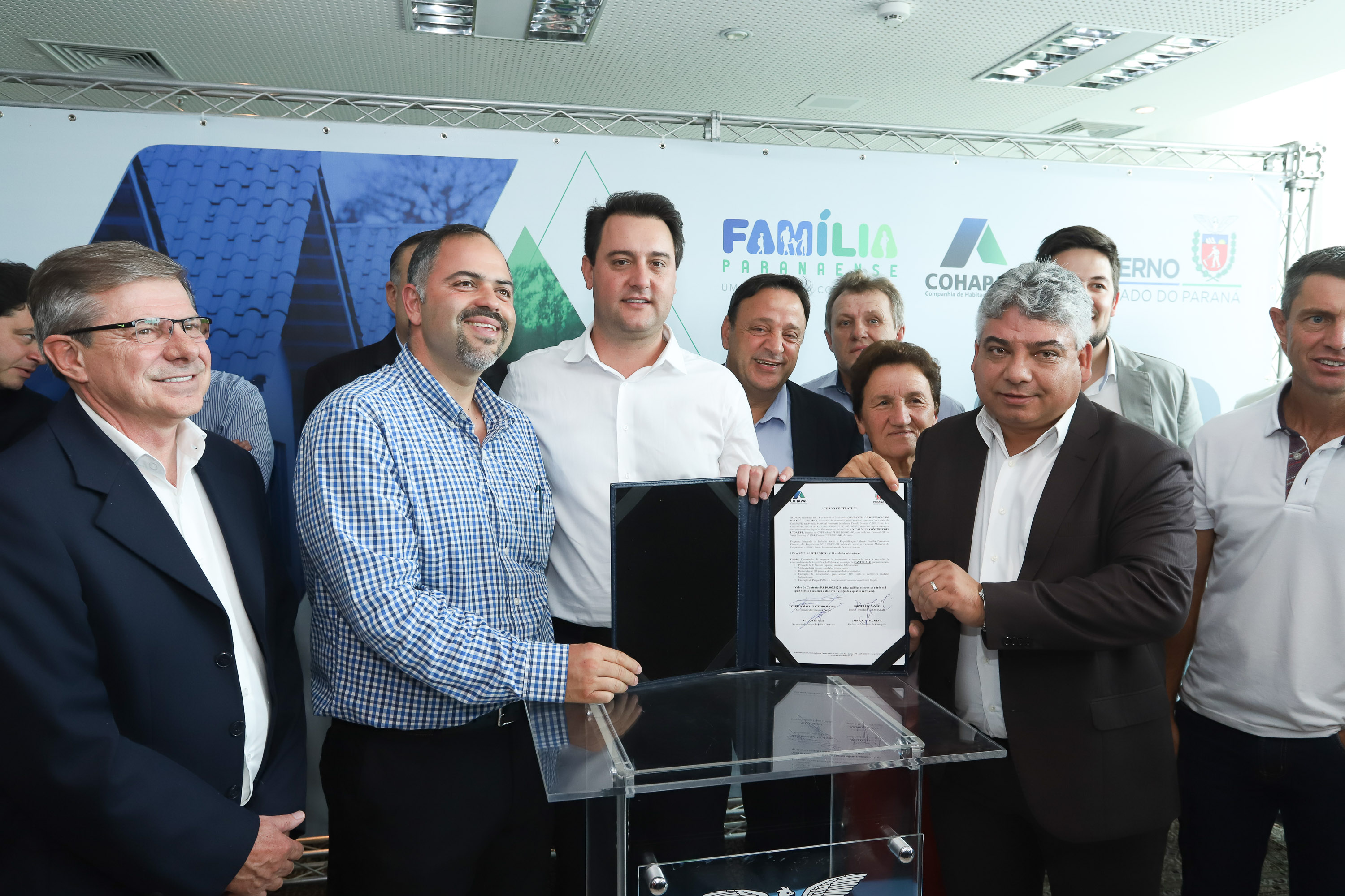 O governador Carlos Massa Ratinho Junior assinou nesta quinta-feira (14) contratos para a construção de 872 novas moradias populares em 15 municípios paranaenses. Os projetos foram desenvolvidos em diferentes programas coordenados pela Companhia de Habitação do Paraná (Cohapar) em parceria com as prefeituras e receberão investimentos de R$ 68,8 milhões. Foto: Rodrigo Felix Leal/ANPr