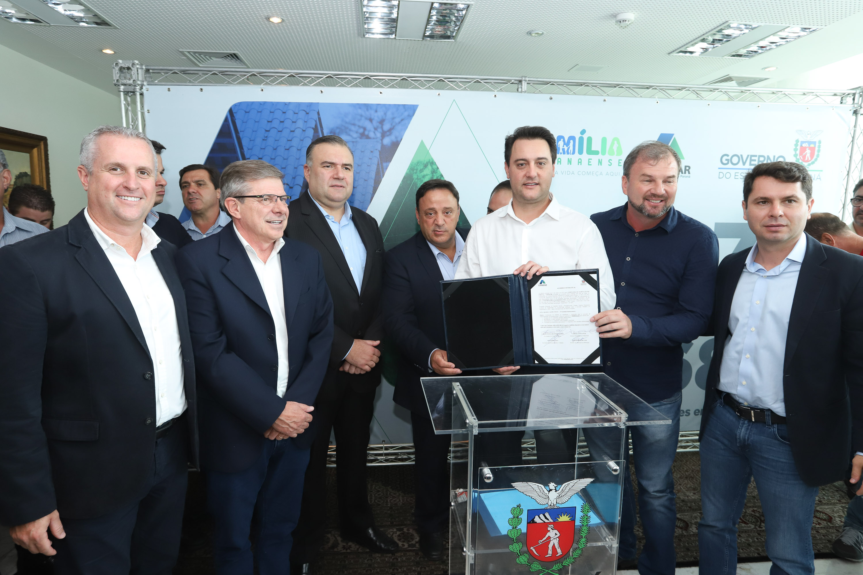 O governador Carlos Massa Ratinho Junior assinou nesta quinta-feira (14) contratos para a construção de 872 novas moradias populares em 15 municípios paranaenses. Os projetos foram desenvolvidos em diferentes programas coordenados pela Companhia de Habitação do Paraná (Cohapar) em parceria com as prefeituras e receberão investimentos de R$ 68,8 milhões. Foto: Rodrigo Felix Leal/ANPr