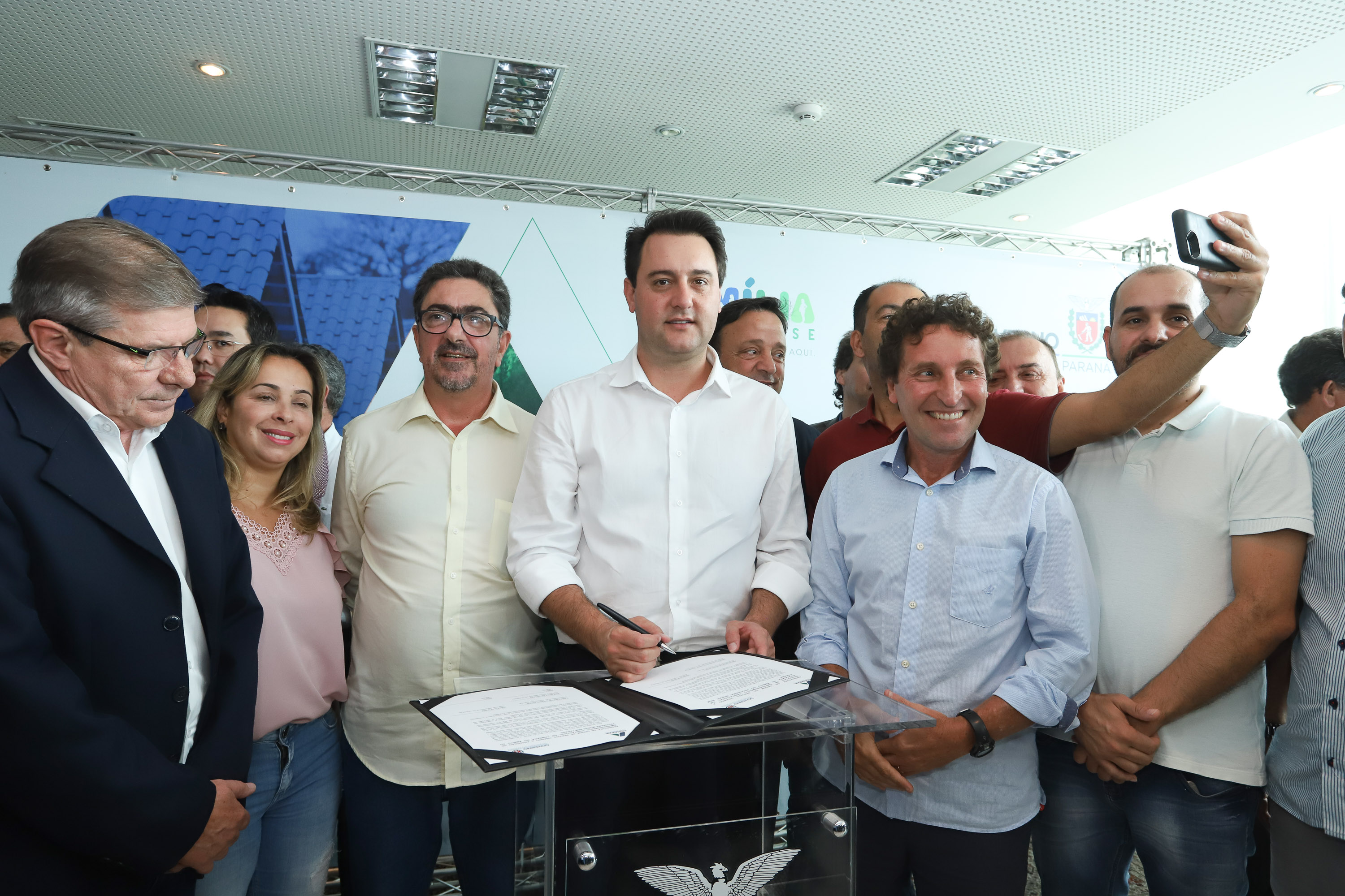 O governador Carlos Massa Ratinho Junior assinou nesta quinta-feira (14) contratos para a construção de 872 novas moradias populares em 15 municípios paranaenses. Os projetos foram desenvolvidos em diferentes programas coordenados pela Companhia de Habitação do Paraná (Cohapar) em parceria com as prefeituras e receberão investimentos de R$ 68,8 milhões. Foto: Rodrigo Felix Leal/ANPr