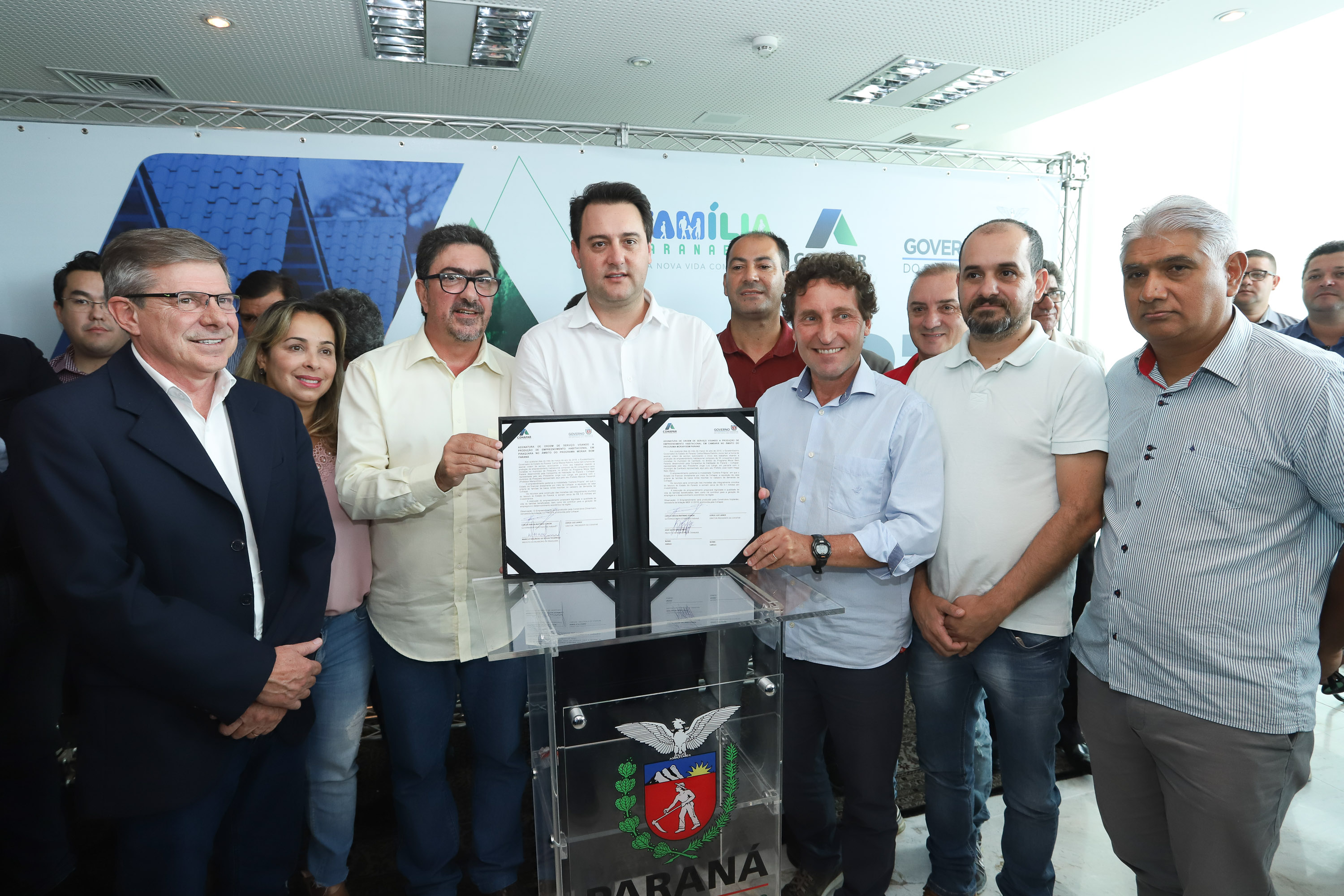 O governador Carlos Massa Ratinho Junior assinou nesta quinta-feira (14) contratos para a construção de 872 novas moradias populares em 15 municípios paranaenses. Os projetos foram desenvolvidos em diferentes programas coordenados pela Companhia de Habitação do Paraná (Cohapar) em parceria com as prefeituras e receberão investimentos de R$ 68,8 milhões. Foto: Rodrigo Felix Leal/ANPr