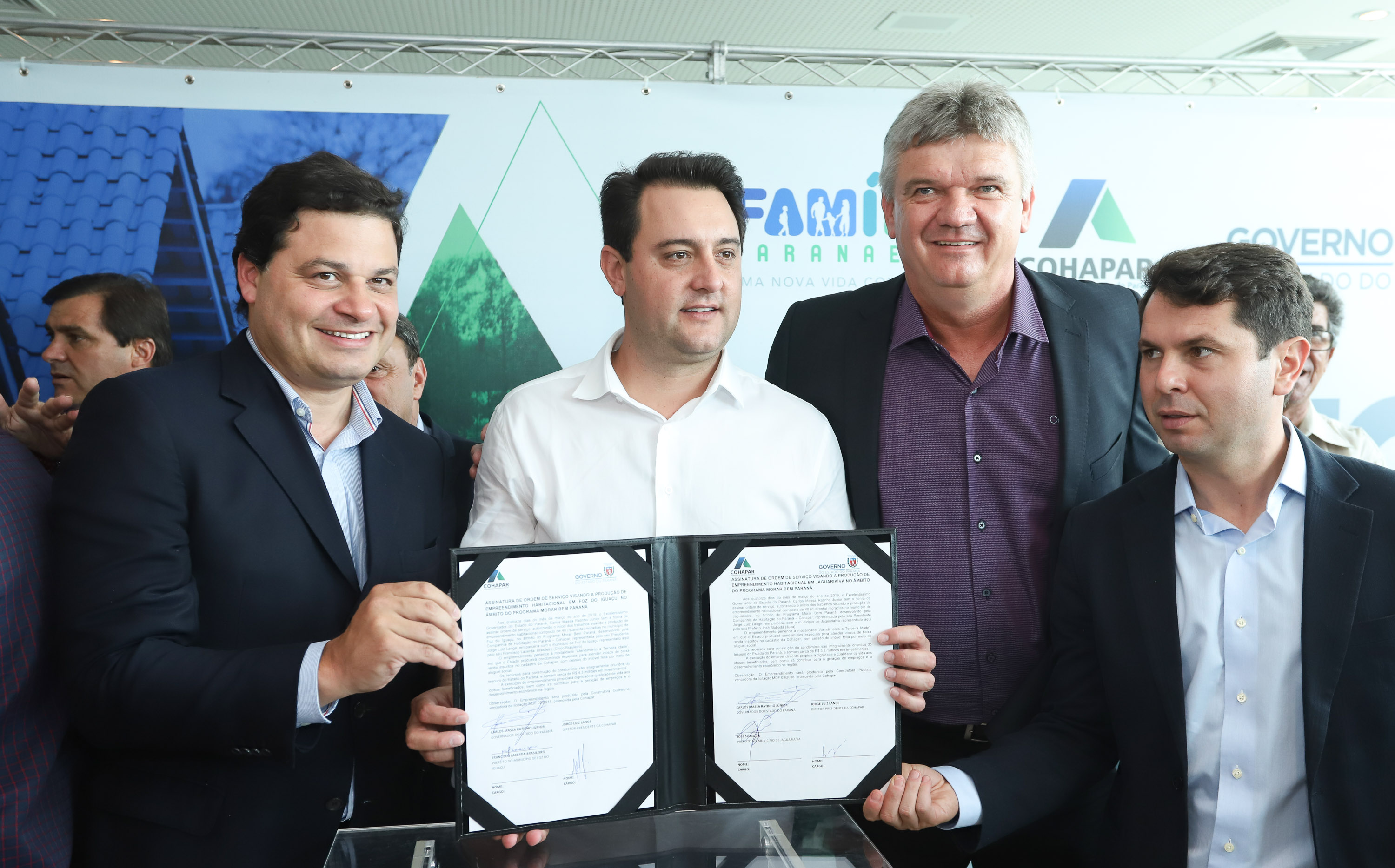 O governador Carlos Massa Ratinho Junior assinou nesta quinta-feira (14) contratos para a construção de 872 novas moradias populares em 15 municípios paranaenses. Os projetos foram desenvolvidos em diferentes programas coordenados pela Companhia de Habitação do Paraná (Cohapar) em parceria com as prefeituras e receberão investimentos de R$ 68,8 milhões. Foto: Rodrigo Felix Leal/ANPr