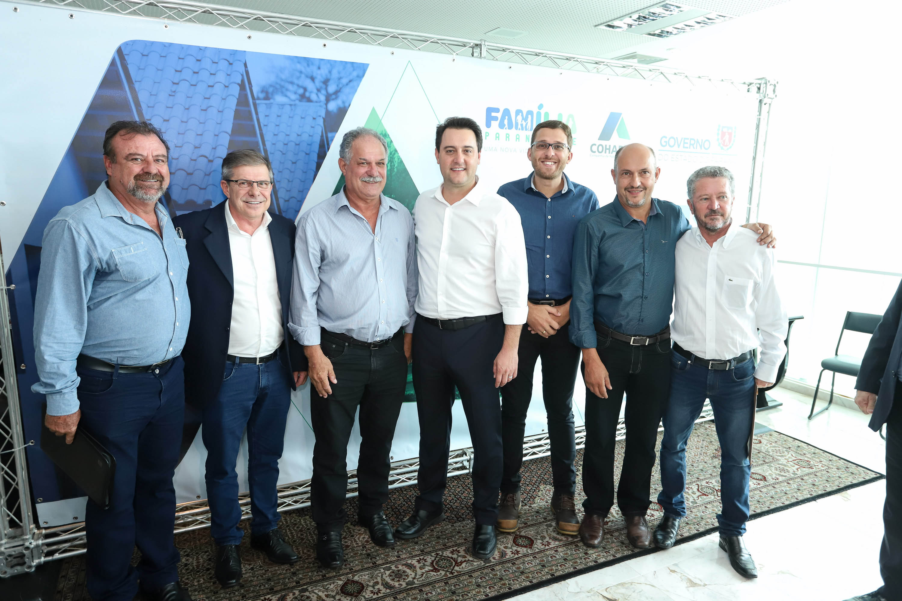 O governador Carlos Massa Ratinho Junior assinou nesta quinta-feira (14) contratos para a construção de 872 novas moradias populares em 15 municípios paranaenses. Os projetos foram desenvolvidos em diferentes programas coordenados pela Companhia de Habitação do Paraná (Cohapar) em parceria com as prefeituras e receberão investimentos de R$ 68,8 milhões. Foto: Rodrigo Felix Leal/ANPr