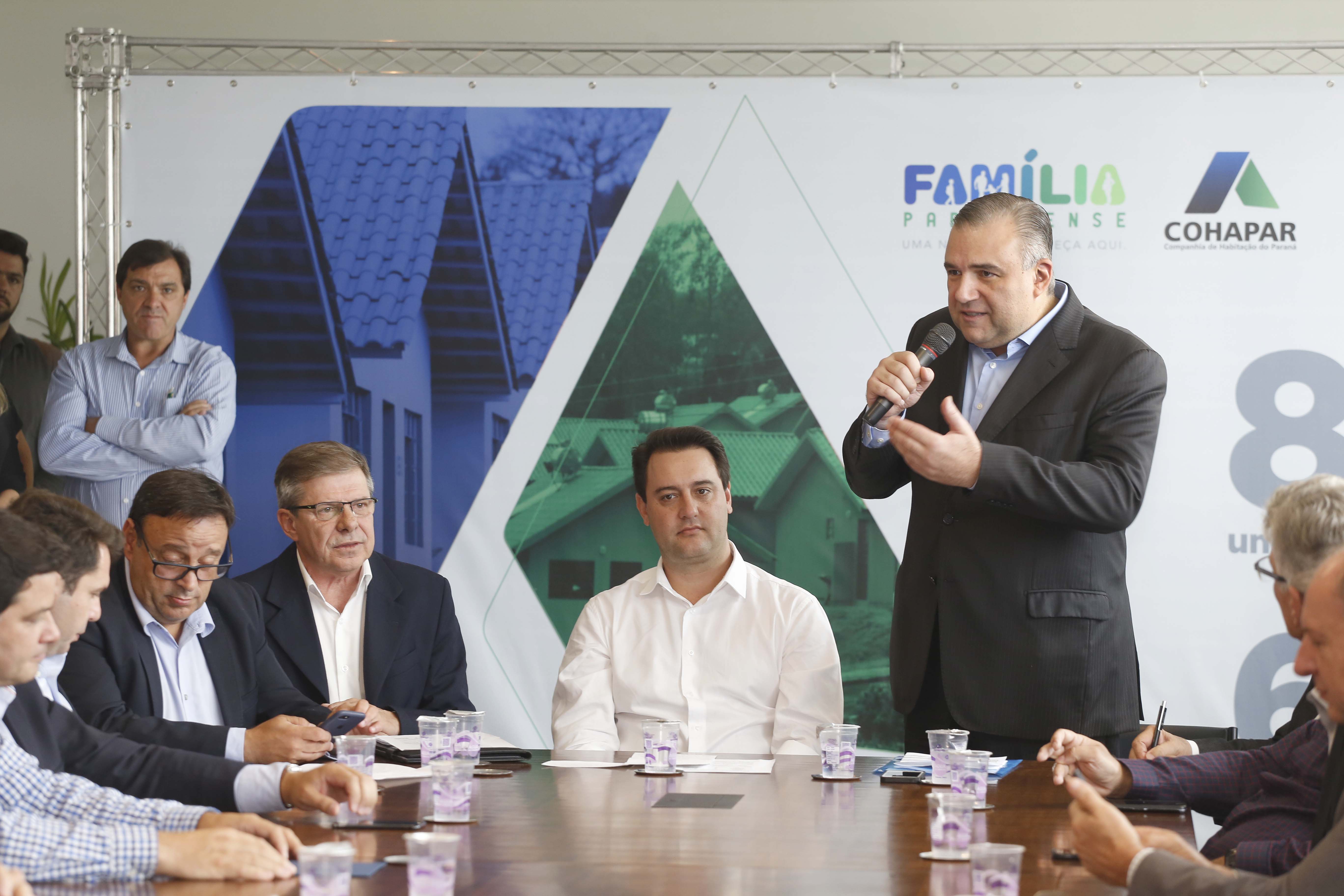 RATINHO JUNIOR ASSINA CONVÊNIO PARA CONSTRUÇÃO DE 872 CASAS. Governador Carlos Massa Ratinho Junior assina os contratos para a construção de 872 casas populares em 15 municípios paranaenses. Participaram da solenidade: presidente da Cohapar, Jorge Lange, secretários, prefeitos, empresários e lideranças dos municípios beneficiados.Curitiba, 14-03-19.Foto: Arnaldo Alves / ANPr.