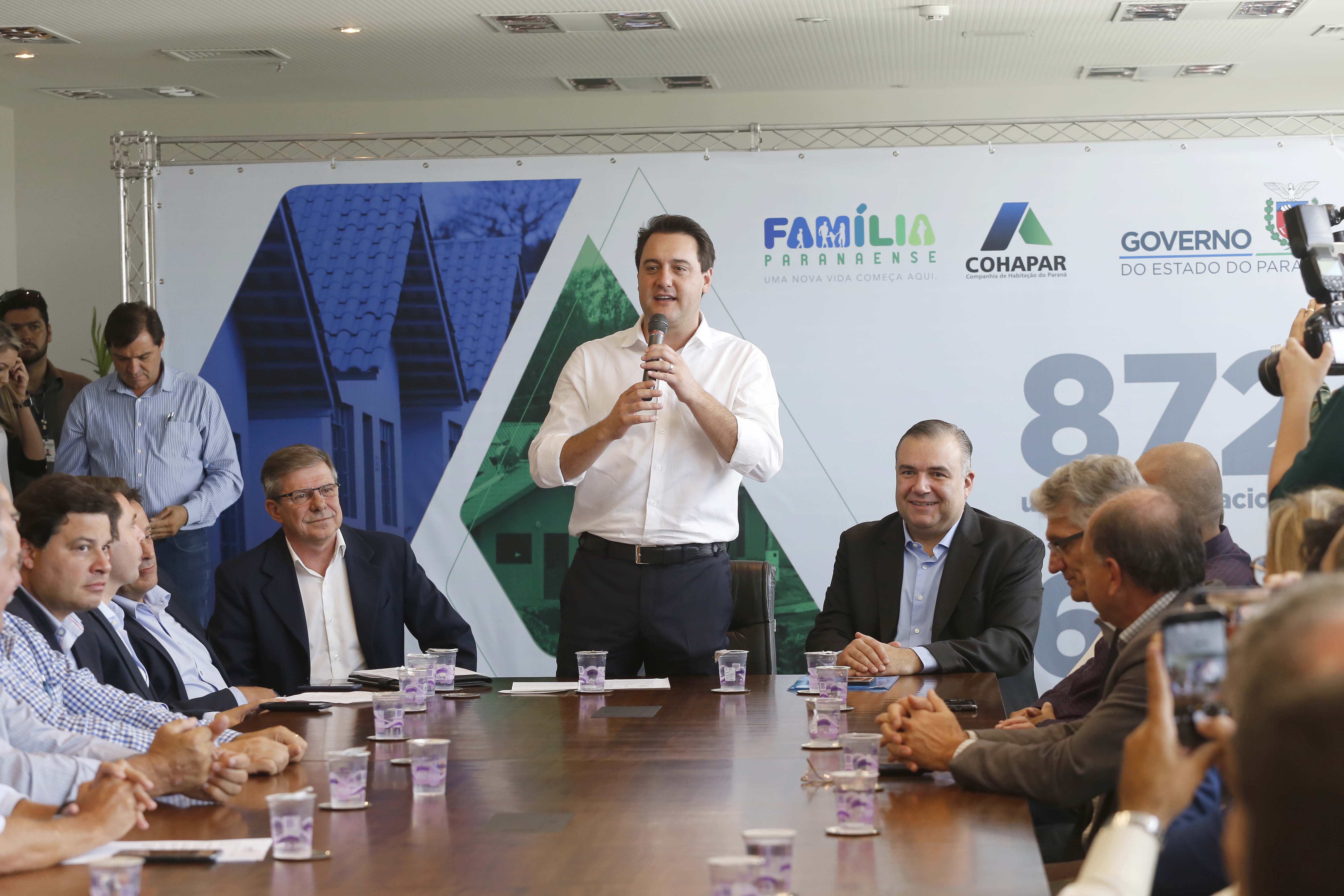 RATINHO JUNIOR ASSINA CONVÊNIO PARA CONSTRUÇÃO DE 872 CASAS. Governador Carlos Massa Ratinho Junior assina os contratos para a construção de 872 casas populares em 15 municípios paranaenses. Participaram da solenidade: presidente da Cohapar, Jorge Lange, secretários, prefeitos, empresários e lideranças dos municípios beneficiados.Curitiba, 14-03-19.Foto: Arnaldo Alves / ANPr.
