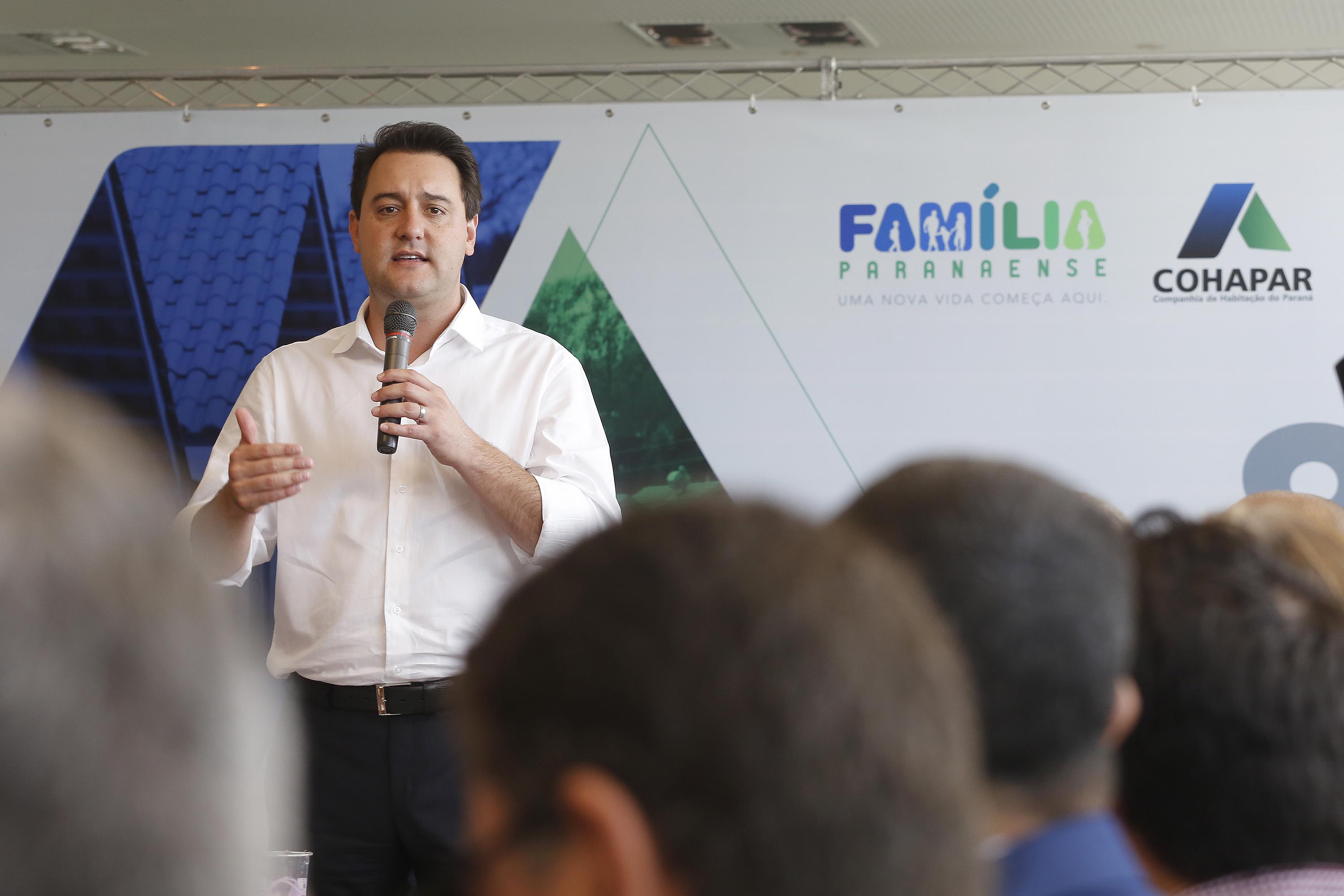 RATINHO JUNIOR ASSINA CONVÊNIO PARA CONSTRUÇÃO DE 872 CASAS. Governador Carlos Massa Ratinho Junior assina os contratos para a construção de 872 casas populares em 15 municípios paranaenses. Participaram da solenidade: presidente da Cohapar, Jorge Lange, secretários, prefeitos, empresários e lideranças dos municípios beneficiados.Curitiba, 14-03-19.Foto: Arnaldo Alves / ANPr.