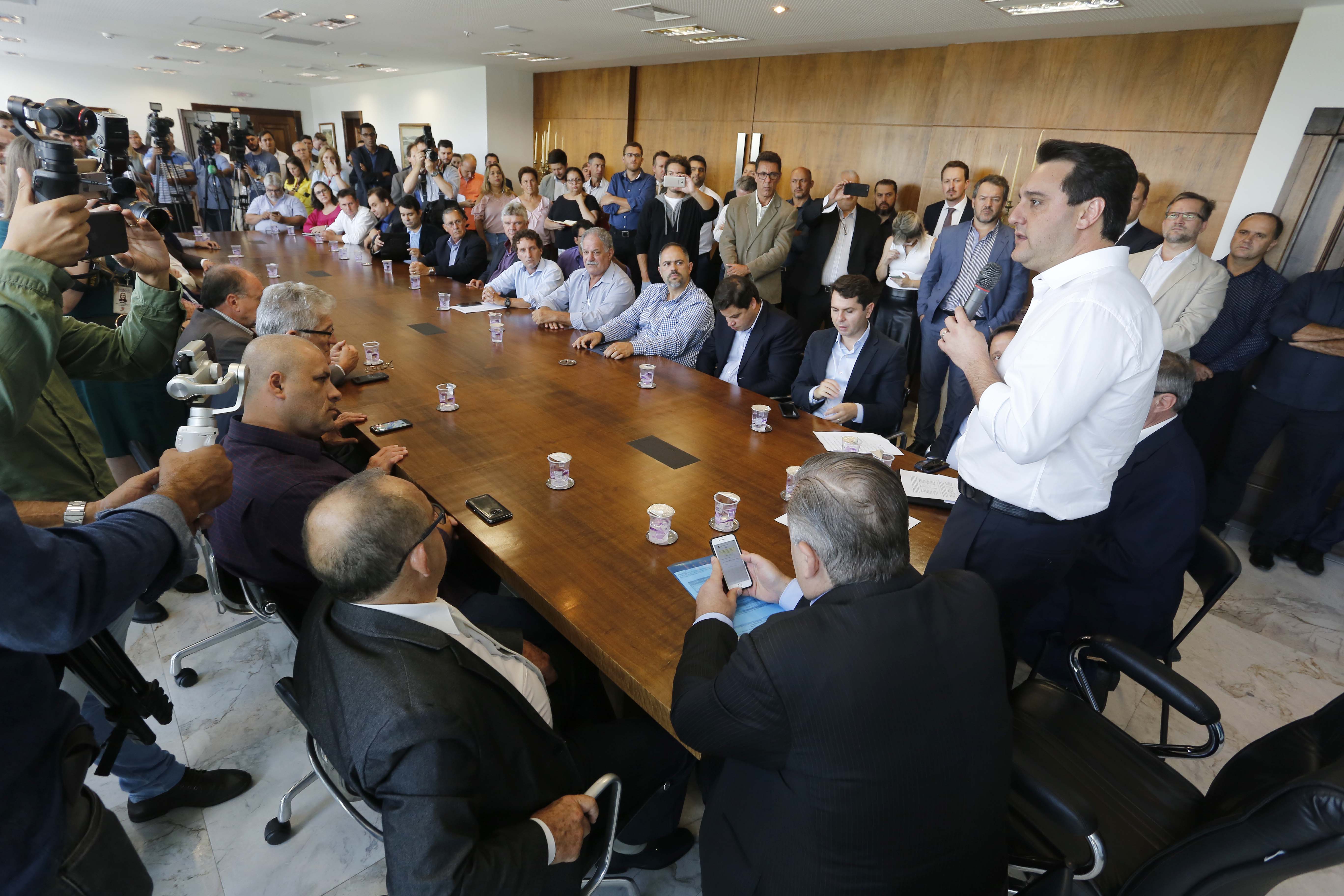 RATINHO JUNIOR ASSINA CONVÊNIO PARA CONSTRUÇÃO DE 872 CASAS. Governador Carlos Massa Ratinho Junior assina os contratos para a construção de 872 casas populares em 15 municípios paranaenses. Participaram da solenidade: presidente da Cohapar, Jorge Lange, secretários, prefeitos, empresários e lideranças dos municípios beneficiados.Curitiba, 14-03-19.Foto: Arnaldo Alves / ANPr.
