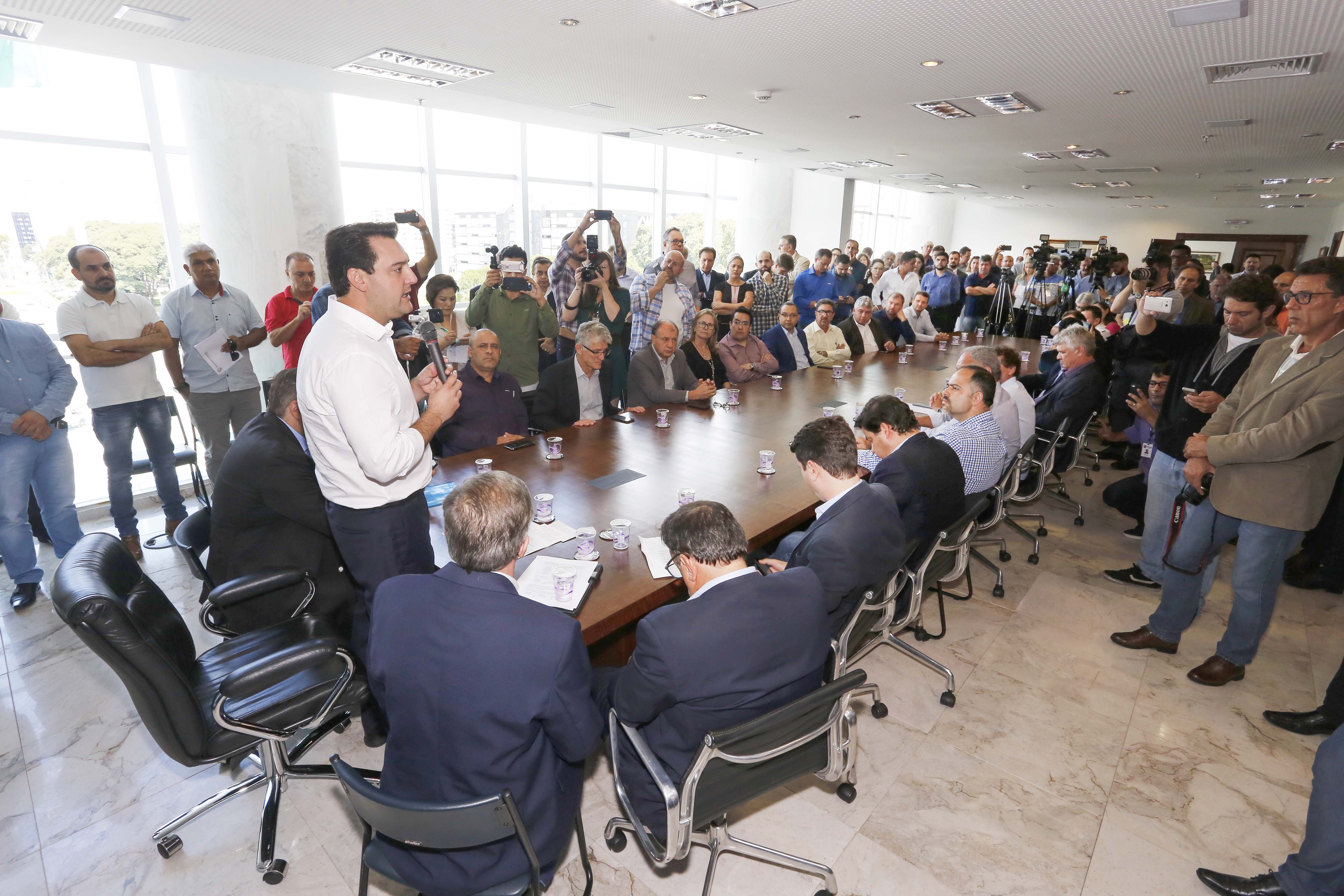 RATINHO JUNIOR ASSINA CONVÊNIO PARA CONSTRUÇÃO DE 872 CASAS. Governador Carlos Massa Ratinho Junior assina os contratos para a construção de 872 casas populares em 15 municípios paranaenses. Participaram da solenidade: presidente da Cohapar, Jorge Lange, secretários, prefeitos, empresários e lideranças dos municípios beneficiados.Curitiba, 14-03-19.Foto: Arnaldo Alves / ANPr.