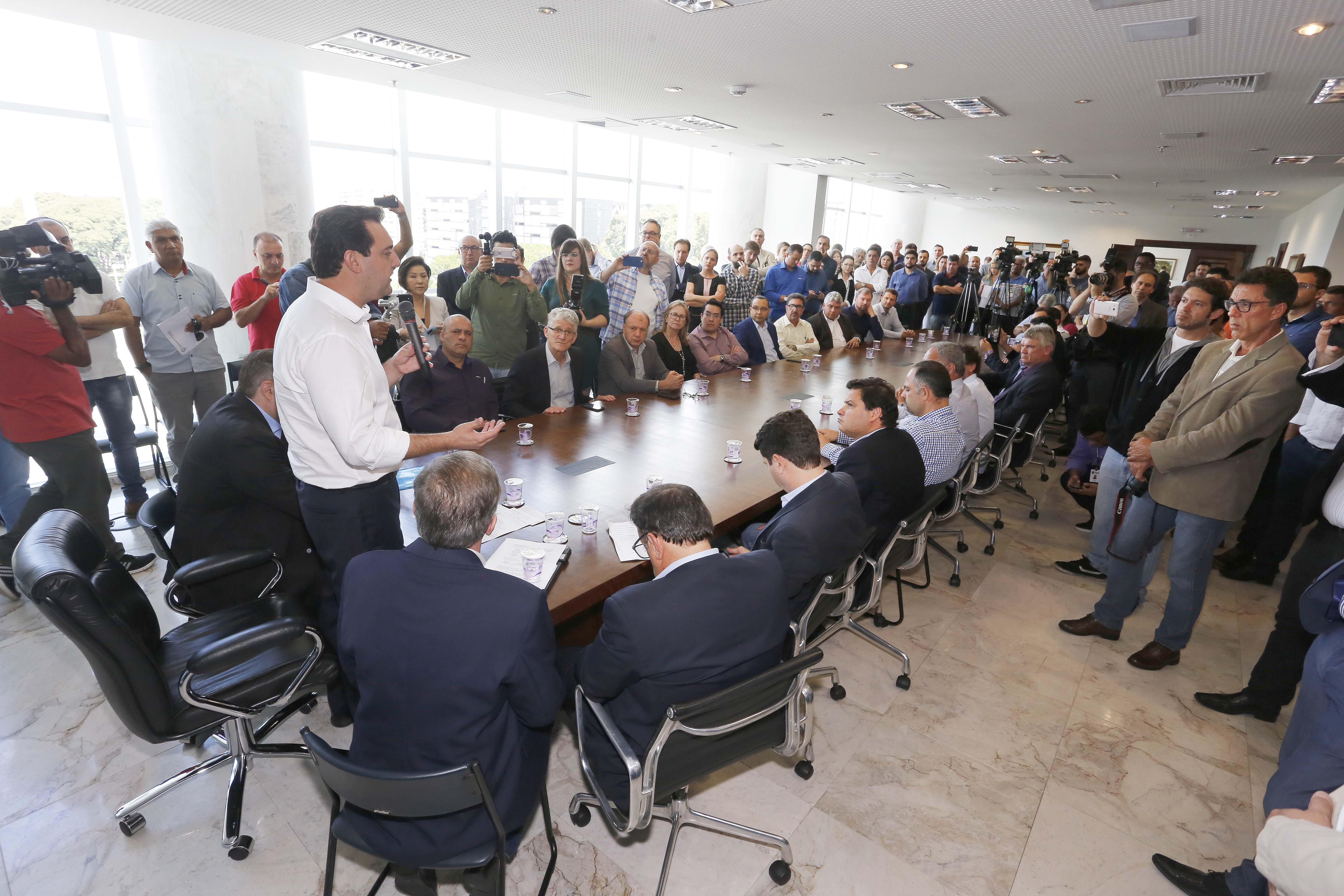 RATINHO JUNIOR ASSINA CONVÊNIO PARA CONSTRUÇÃO DE 872 CASAS. Governador Carlos Massa Ratinho Junior assina os contratos para a construção de 872 casas populares em 15 municípios paranaenses. Participaram da solenidade: presidente da Cohapar, Jorge Lange, secretários, prefeitos, empresários e lideranças dos municípios beneficiados.Curitiba, 14-03-19.Foto: Arnaldo Alves / ANPr.