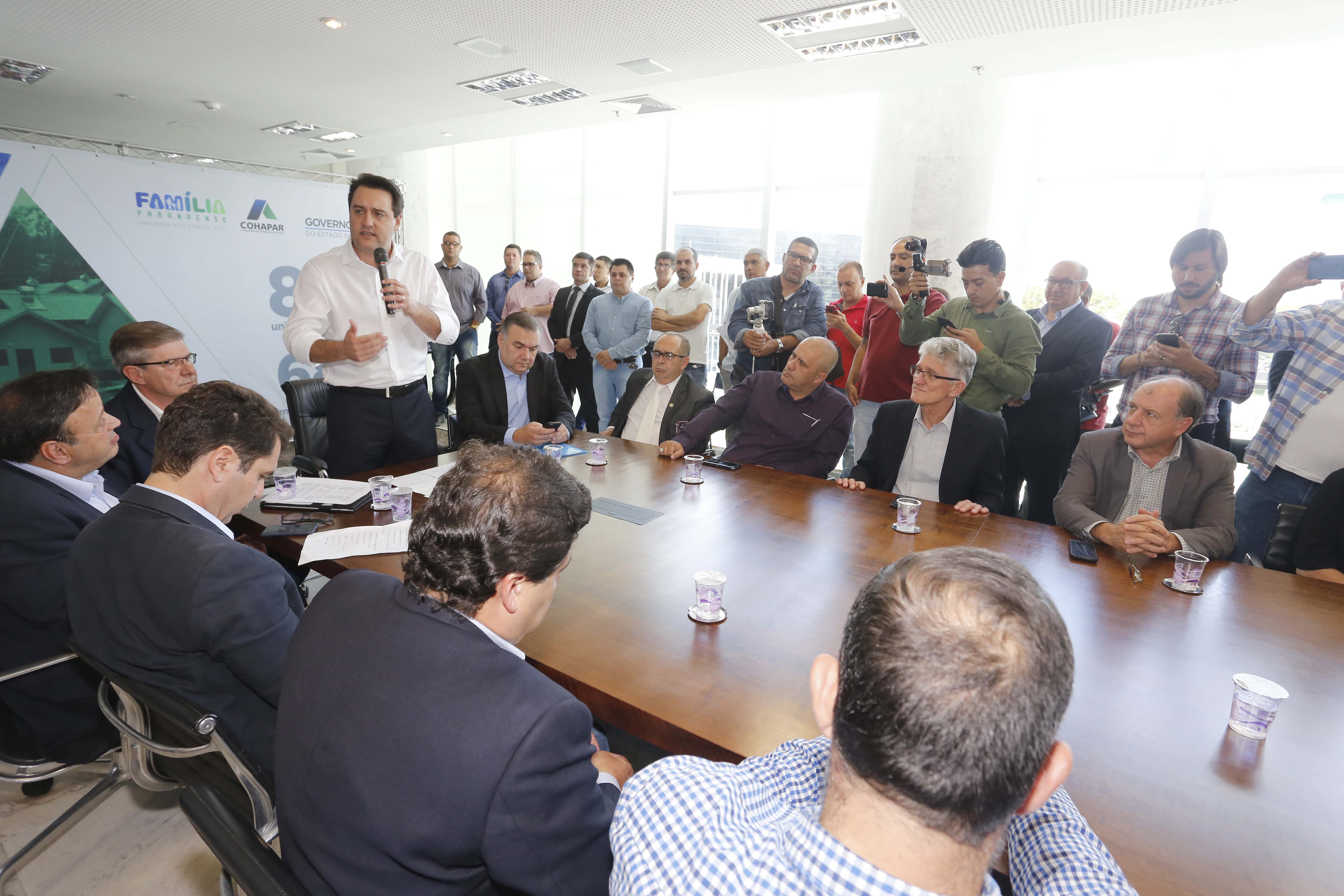RATINHO JUNIOR ASSINA CONVÊNIO PARA CONSTRUÇÃO DE 872 CASAS. Governador Carlos Massa Ratinho Junior assina os contratos para a construção de 872 casas populares em 15 municípios paranaenses. Participaram da solenidade: presidente da Cohapar, Jorge Lange, secretários, prefeitos, empresários e lideranças dos municípios beneficiados.Curitiba, 14-03-19.Foto: Arnaldo Alves / ANPr.