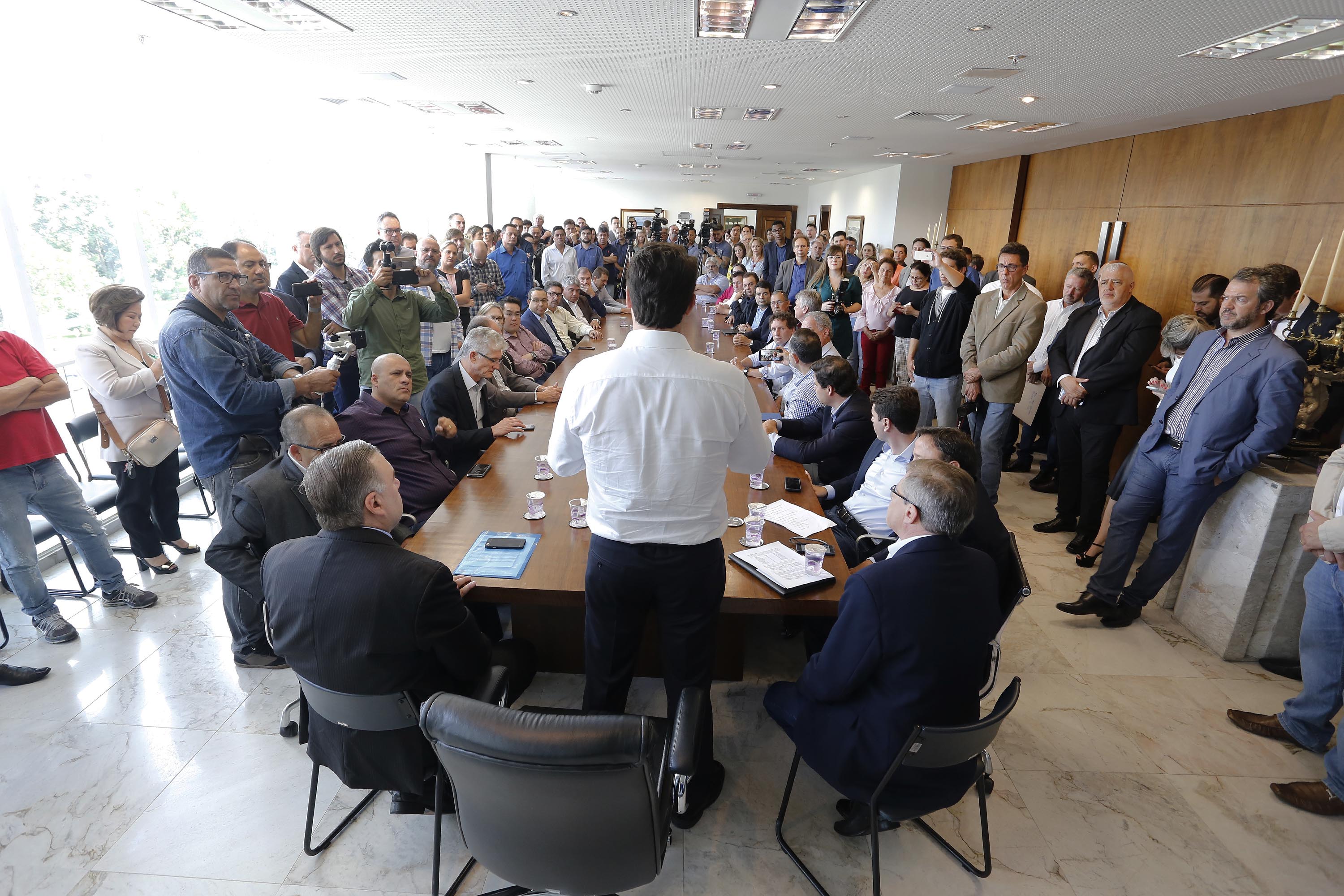 RATINHO JUNIOR ASSINA CONVÊNIO PARA CONSTRUÇÃO DE 872 CASAS. Governador Carlos Massa Ratinho Junior assina os contratos para a construção de 872 casas populares em 15 municípios paranaenses. Participaram da solenidade: presidente da Cohapar, Jorge Lange, secretários, prefeitos, empresários e lideranças dos municípios beneficiados.Curitiba, 14-03-19.Foto: Arnaldo Alves / ANPr.