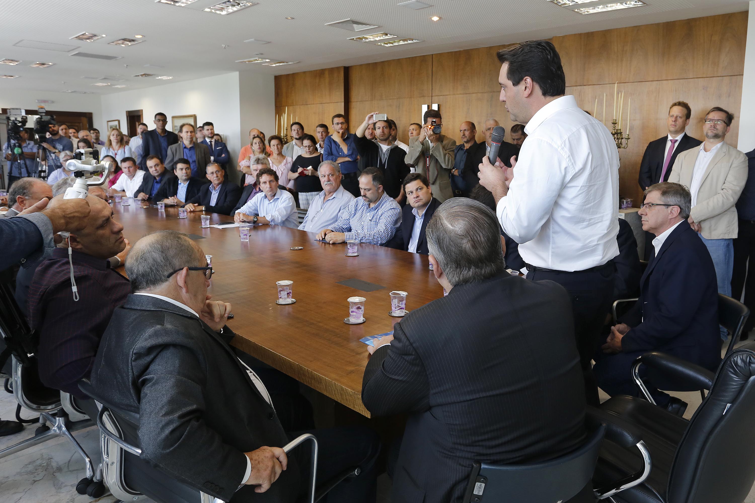 RATINHO JUNIOR ASSINA CONVÊNIO PARA CONSTRUÇÃO DE 872 CASAS. Governador Carlos Massa Ratinho Junior assina os contratos para a construção de 872 casas populares em 15 municípios paranaenses. Participaram da solenidade: presidente da Cohapar, Jorge Lange, secretários, prefeitos, empresários e lideranças dos municípios beneficiados.Curitiba, 14-03-19.Foto: Arnaldo Alves / ANPr.