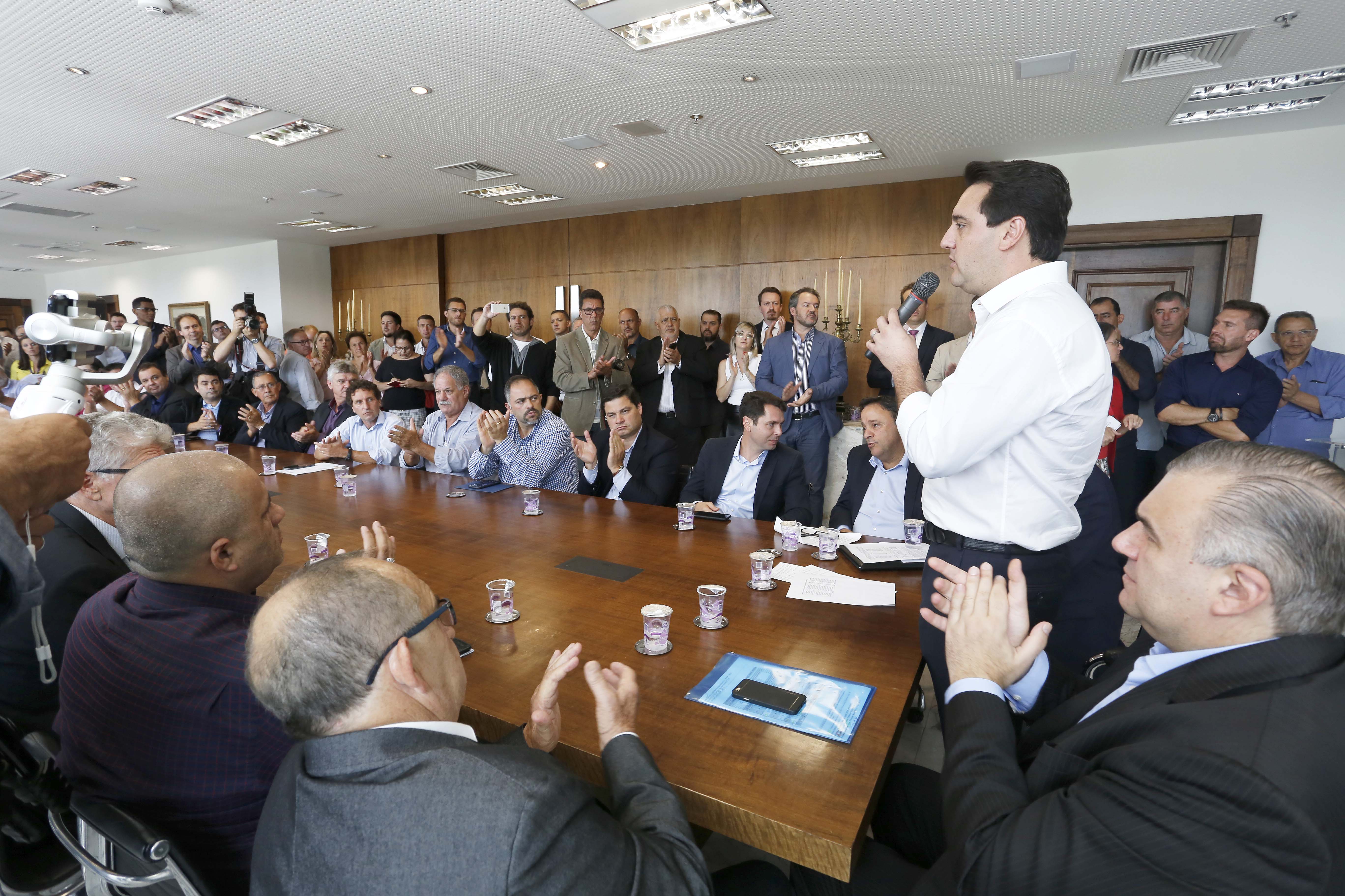 RATINHO JUNIOR ASSINA CONVÊNIO PARA CONSTRUÇÃO DE 872 CASAS. Governador Carlos Massa Ratinho Junior assina os contratos para a construção de 872 casas populares em 15 municípios paranaenses. Participaram da solenidade: presidente da Cohapar, Jorge Lange, secretários, prefeitos, empresários e lideranças dos municípios beneficiados.Curitiba, 14-03-19.Foto: Arnaldo Alves / ANPr.
