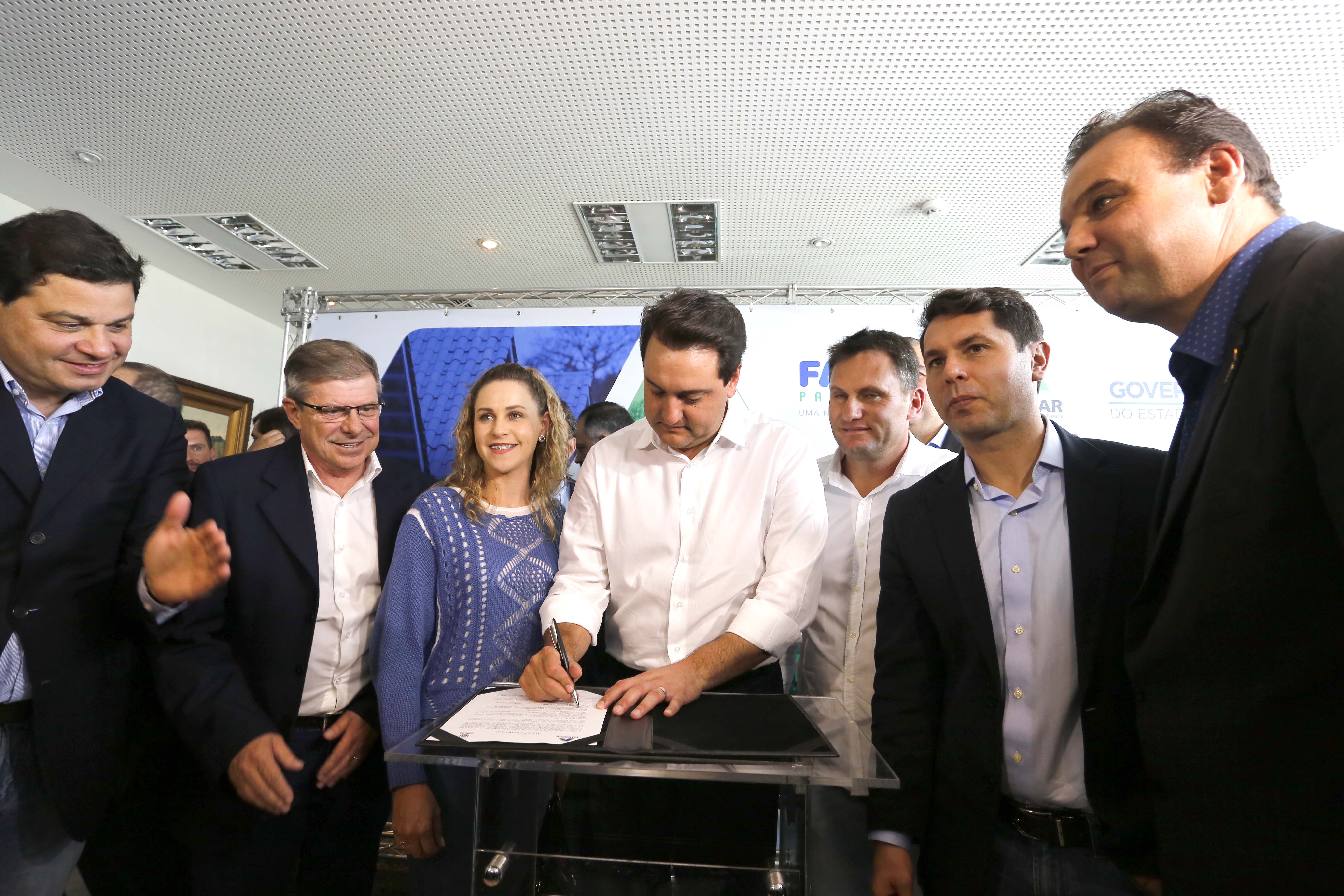 RATINHO JUNIOR ASSINA CONVÊNIO PARA CONSTRUÇÃO DE 872 CASAS. Governador Carlos Massa Ratinho Junior assina os contratos para a construção de 872 casas populares em 15 municípios paranaenses. Participaram da solenidade: presidente da Cohapar, Jorge Lange, secretários, prefeitos, empresários e lideranças dos municípios beneficiados.Curitiba, 14-03-19.Foto: Arnaldo Alves / ANPr.