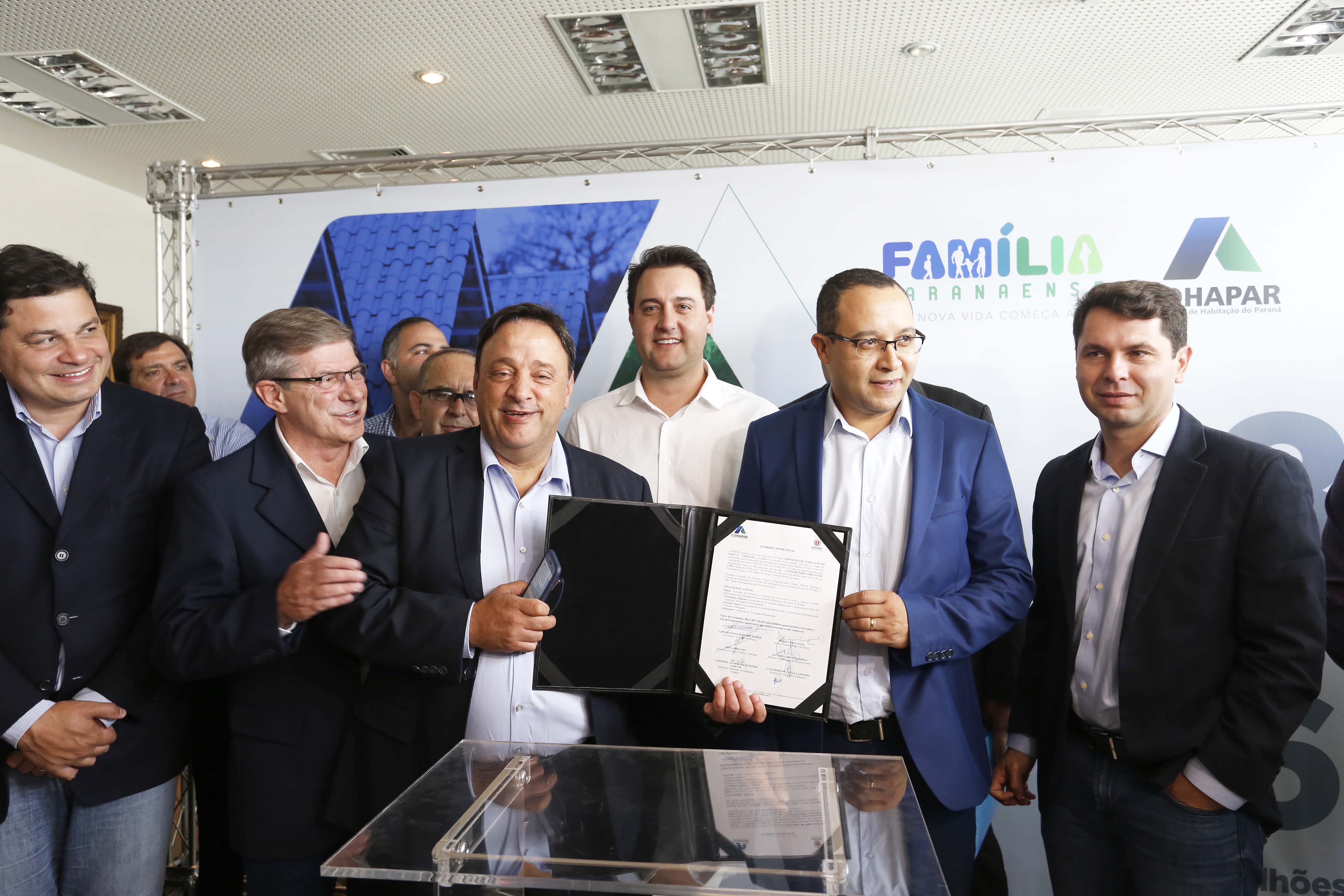 RATINHO JUNIOR ASSINA CONVÊNIO PARA CONSTRUÇÃO DE 872 CASAS. Governador Carlos Massa Ratinho Junior assina os contratos para a construção de 872 casas populares em 15 municípios paranaenses. Participaram da solenidade: presidente da Cohapar, Jorge Lange, secretários, prefeitos, empresários e lideranças dos municípios beneficiados.Curitiba, 14-03-19.Foto: Arnaldo Alves / ANPr.
