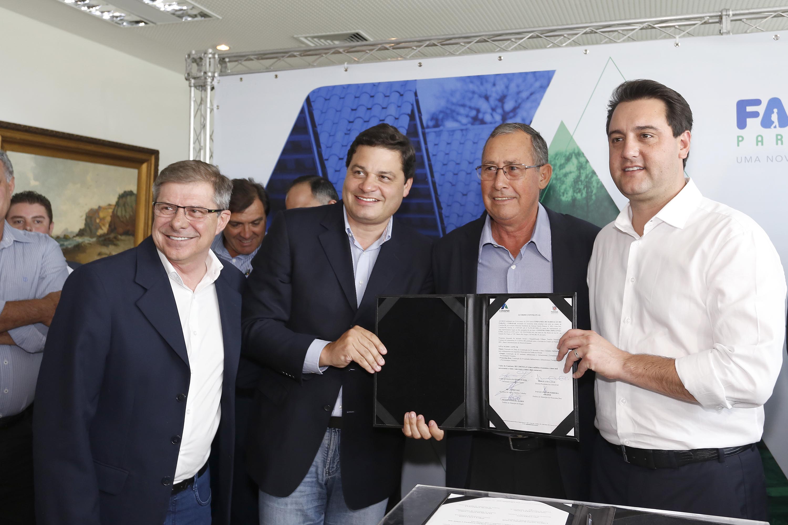 RATINHO JUNIOR ASSINA CONVÊNIO PARA CONSTRUÇÃO DE 872 CASAS. Governador Carlos Massa Ratinho Junior assina os contratos para a construção de 872 casas populares em 15 municípios paranaenses. Participaram da solenidade: presidente da Cohapar, Jorge Lange, secretários, prefeitos, empresários e lideranças dos municípios beneficiados.Curitiba, 14-03-19.Foto: Arnaldo Alves / ANPr.