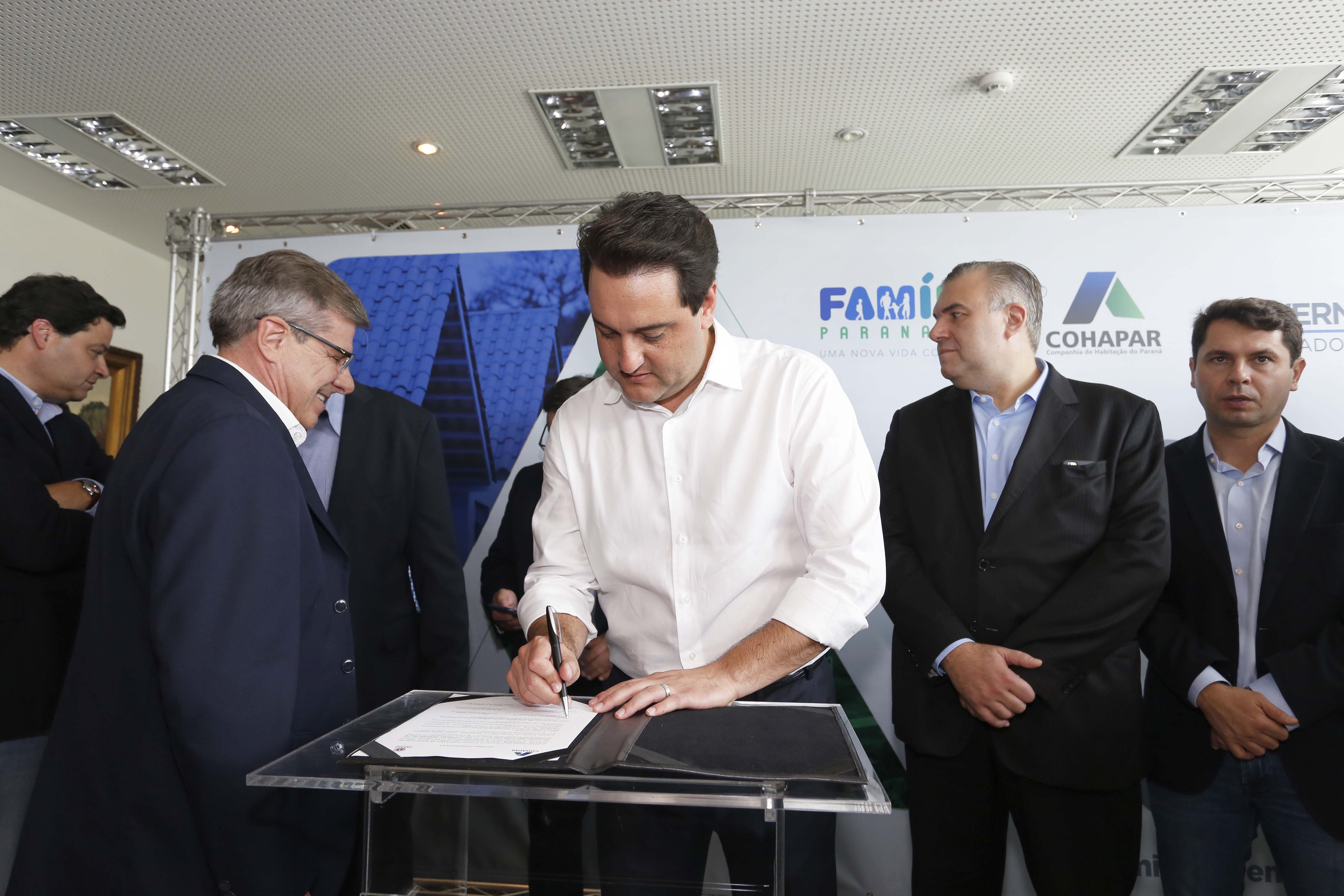 RATINHO JUNIOR ASSINA CONVÊNIO PARA CONSTRUÇÃO DE 872 CASAS. Governador Carlos Massa Ratinho Junior assina os contratos para a construção de 872 casas populares em 15 municípios paranaenses. Participaram da solenidade: presidente da Cohapar, Jorge Lange, secretários, prefeitos, empresários e lideranças dos municípios beneficiados.Curitiba, 14-03-19.Foto: Arnaldo Alves / ANPr.