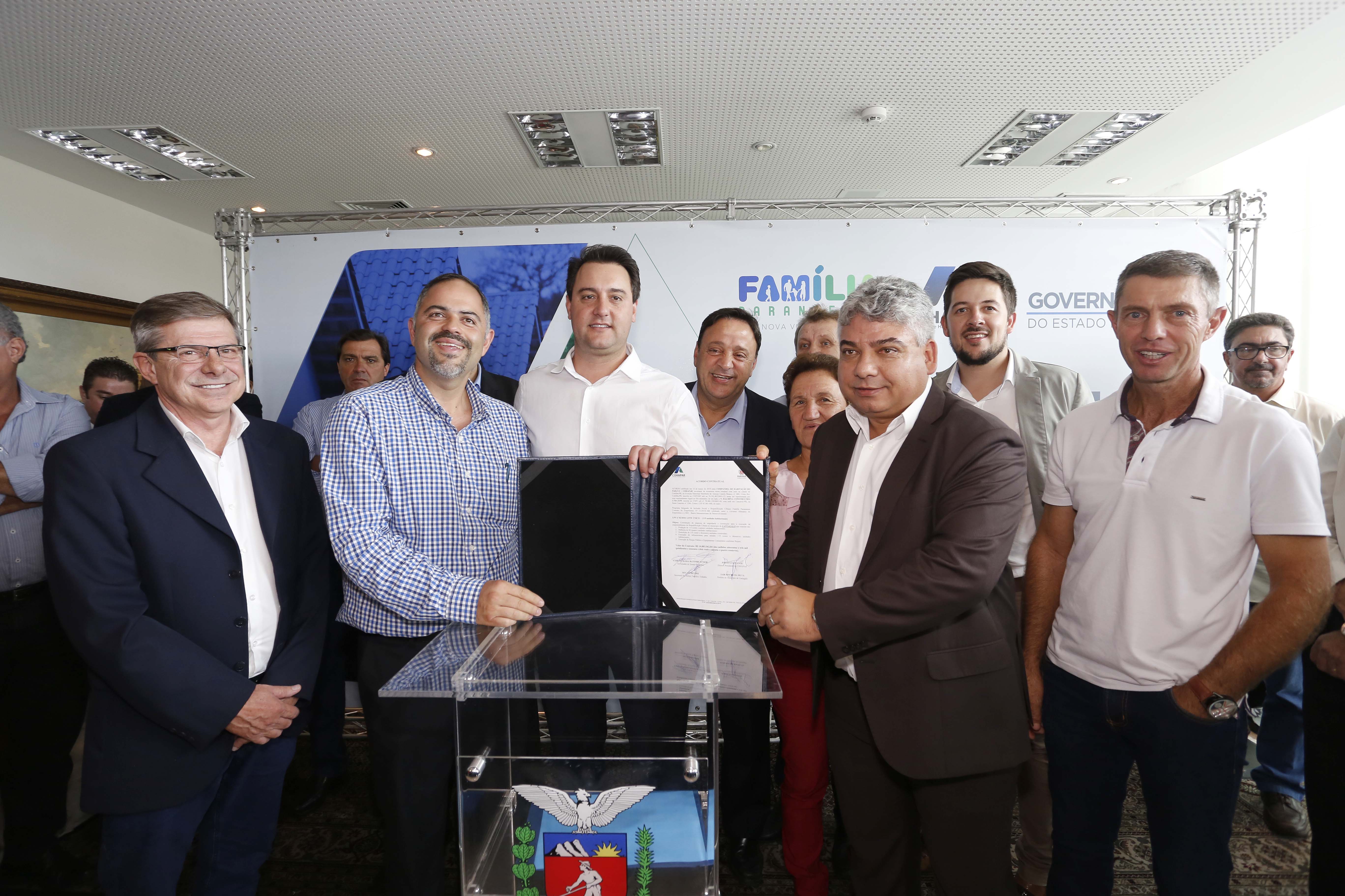 RATINHO JUNIOR ASSINA CONVÊNIO PARA CONSTRUÇÃO DE 872 CASAS. Governador Carlos Massa Ratinho Junior assina os contratos para a construção de 872 casas populares em 15 municípios paranaenses. Participaram da solenidade: presidente da Cohapar, Jorge Lange, secretários, prefeitos, empresários e lideranças dos municípios beneficiados.Curitiba, 14-03-19.Foto: Arnaldo Alves / ANPr.