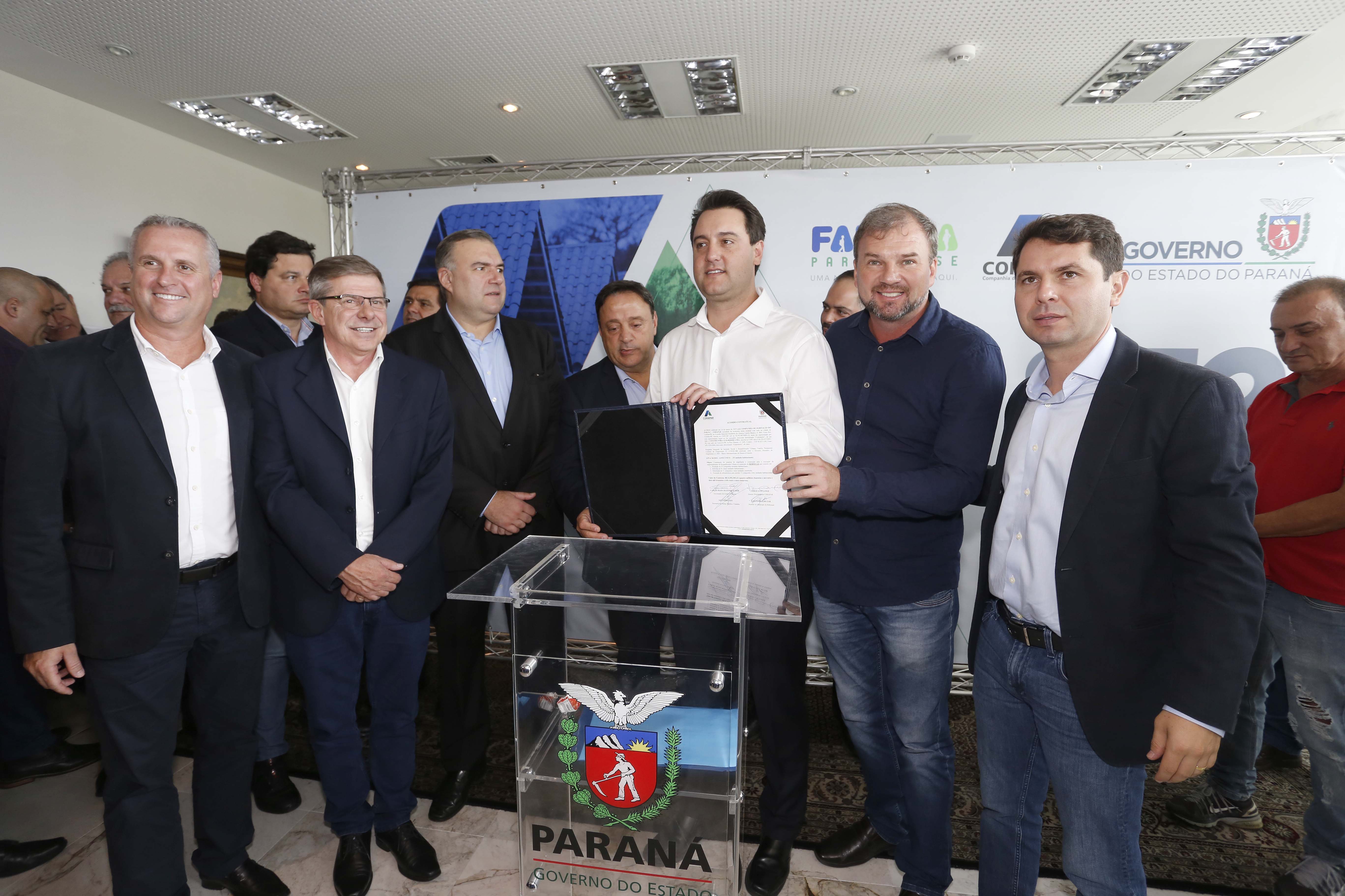 RATINHO JUNIOR ASSINA CONVÊNIO PARA CONSTRUÇÃO DE 872 CASAS. Governador Carlos Massa Ratinho Junior assina os contratos para a construção de 872 casas populares em 15 municípios paranaenses. Participaram da solenidade: presidente da Cohapar, Jorge Lange, secretários, prefeitos, empresários e lideranças dos municípios beneficiados.Curitiba, 14-03-19.Foto: Arnaldo Alves / ANPr.