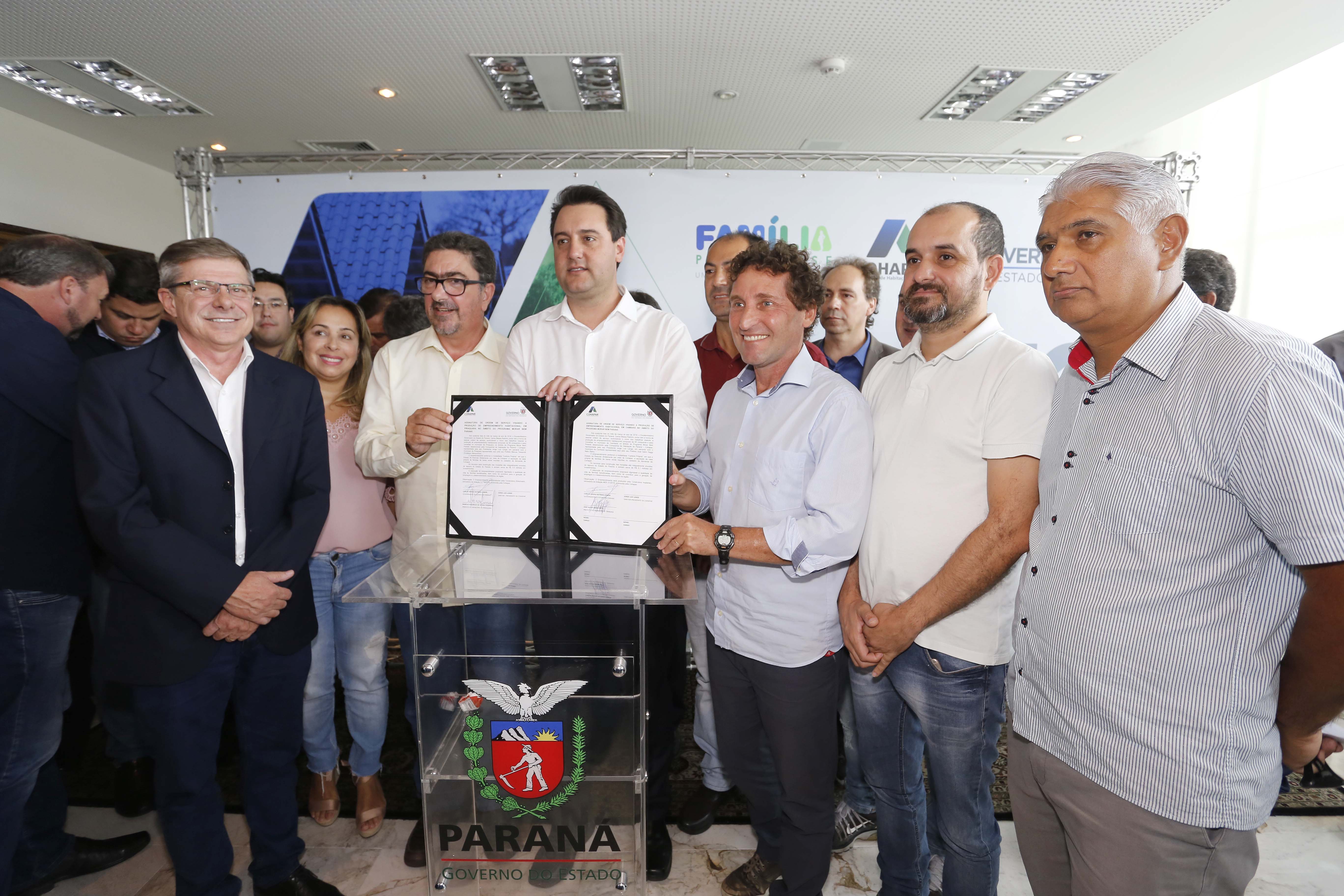RATINHO JUNIOR ASSINA CONVÊNIO PARA CONSTRUÇÃO DE 872 CASAS. Governador Carlos Massa Ratinho Junior assina os contratos para a construção de 872 casas populares em 15 municípios paranaenses. Participaram da solenidade: presidente da Cohapar, Jorge Lange, secretários, prefeitos, empresários e lideranças dos municípios beneficiados.Curitiba, 14-03-19.Foto: Arnaldo Alves / ANPr.