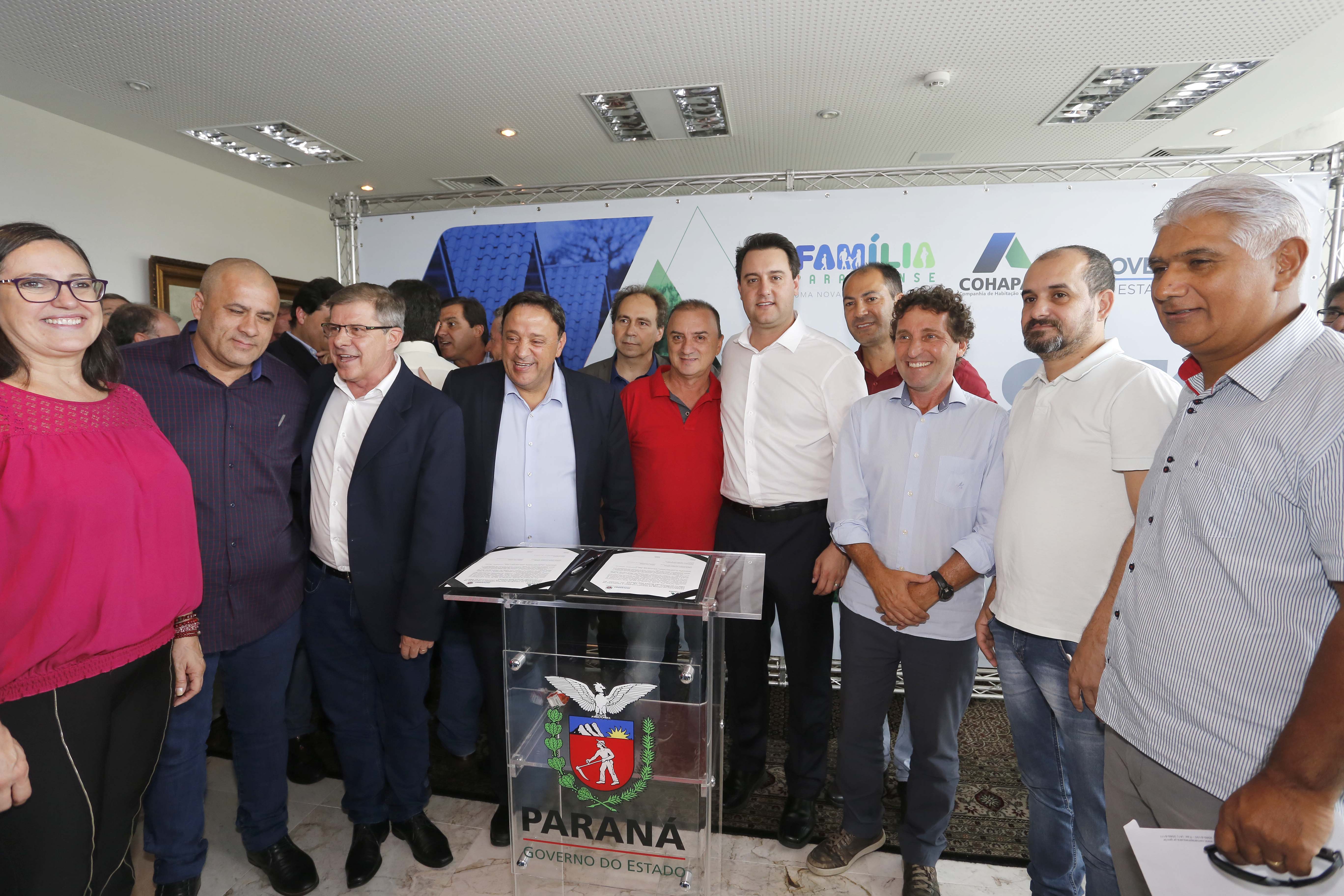 RATINHO JUNIOR ASSINA CONVÊNIO PARA CONSTRUÇÃO DE 872 CASAS. Governador Carlos Massa Ratinho Junior assina os contratos para a construção de 872 casas populares em 15 municípios paranaenses. Participaram da solenidade: presidente da Cohapar, Jorge Lange, secretários, prefeitos, empresários e lideranças dos municípios beneficiados.Curitiba, 14-03-19.Foto: Arnaldo Alves / ANPr.