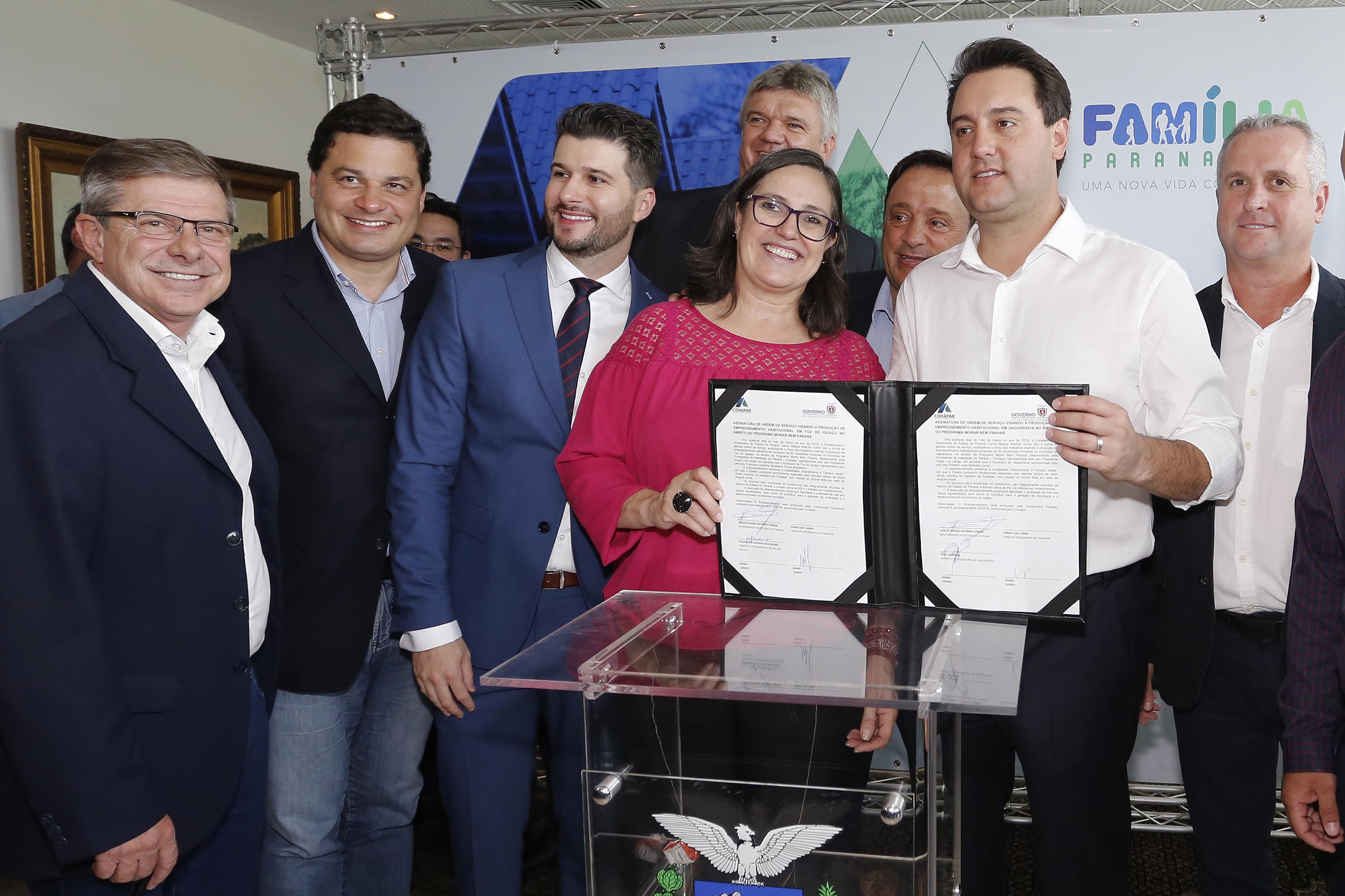 RATINHO JUNIOR ASSINA CONVÊNIO PARA CONSTRUÇÃO DE 872 CASAS. Governador Carlos Massa Ratinho Junior assina os contratos para a construção de 872 casas populares em 15 municípios paranaenses. Participaram da solenidade: presidente da Cohapar, Jorge Lange, secretários, prefeitos, empresários e lideranças dos municípios beneficiados.Curitiba, 14-03-19.Foto: Arnaldo Alves / ANPr.