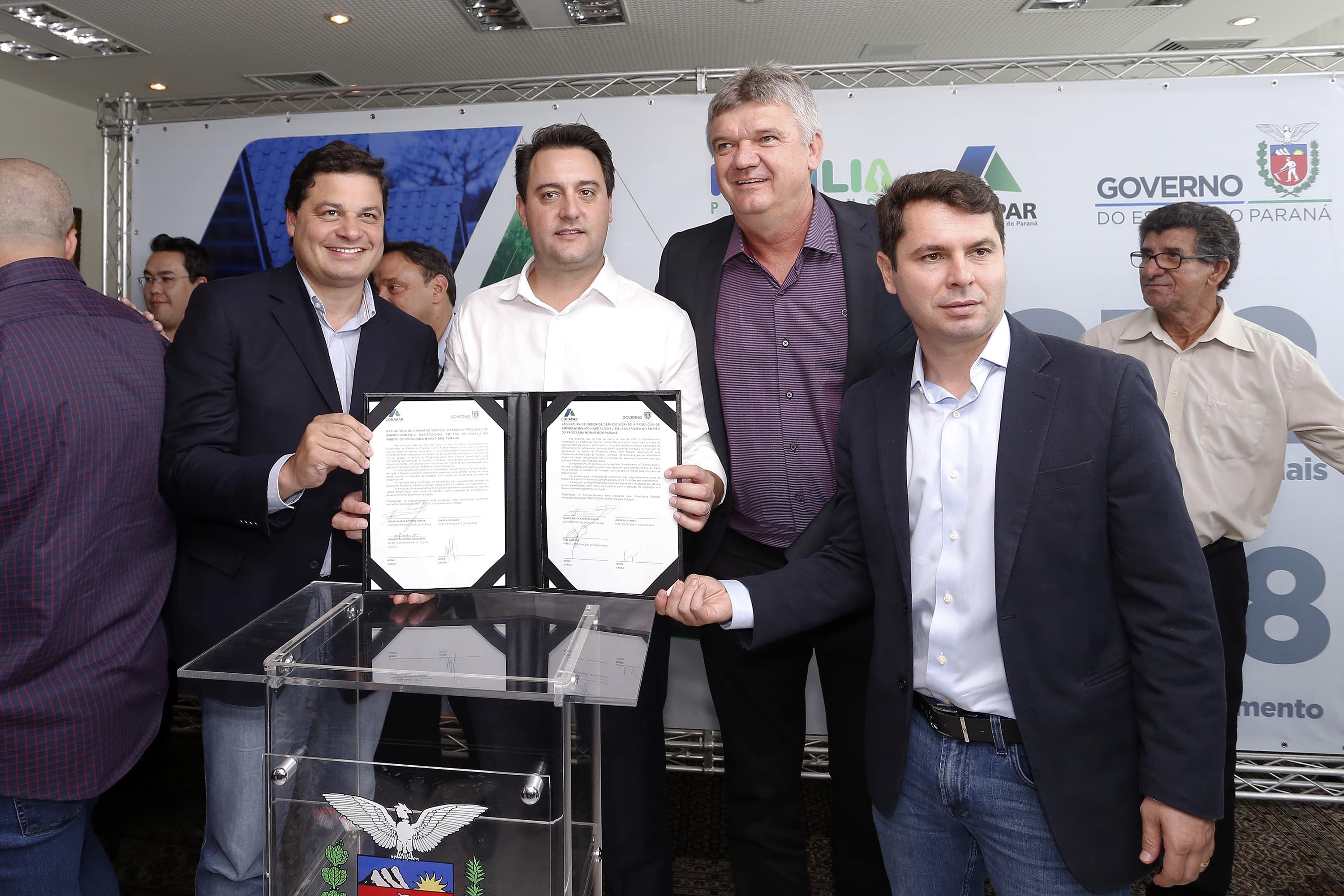 RATINHO JUNIOR ASSINA CONVÊNIO PARA CONSTRUÇÃO DE 872 CASAS. Governador Carlos Massa Ratinho Junior assina os contratos para a construção de 872 casas populares em 15 municípios paranaenses. Participaram da solenidade: presidente da Cohapar, Jorge Lange, secretários, prefeitos, empresários e lideranças dos municípios beneficiados.Curitiba, 14-03-19.Foto: Arnaldo Alves / ANPr.