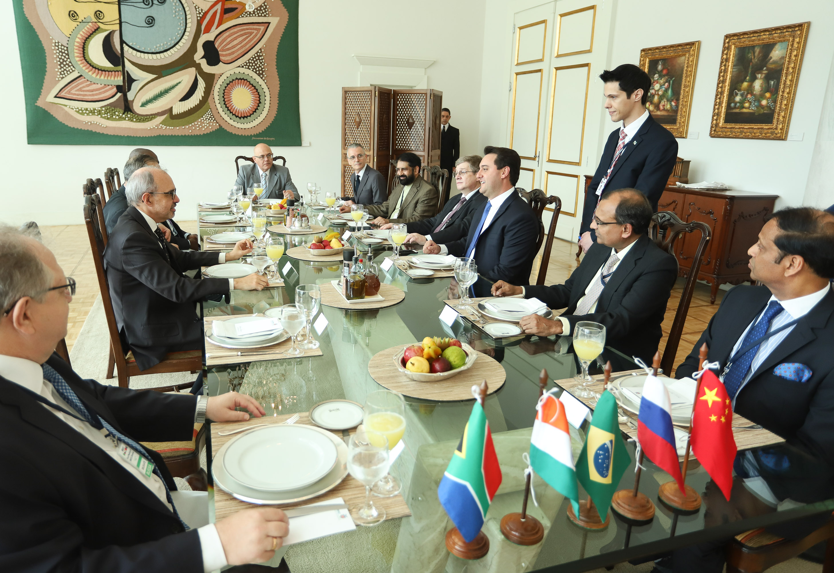 O governador Carlos Massa Ratinho Junior recebeu nesta quinta-feira (14), no Palácio Iguaçu, embaixadores e cônsules da Rússia, China, Índia e África do Sul e reafirmou o interesse do Paraná em ampliar os negócios com esses países que, junto com o Brasil, formam o Brics. - Curitiba, 14/03/2019 - Foto: Rodrigo Félix Leal/ANPr