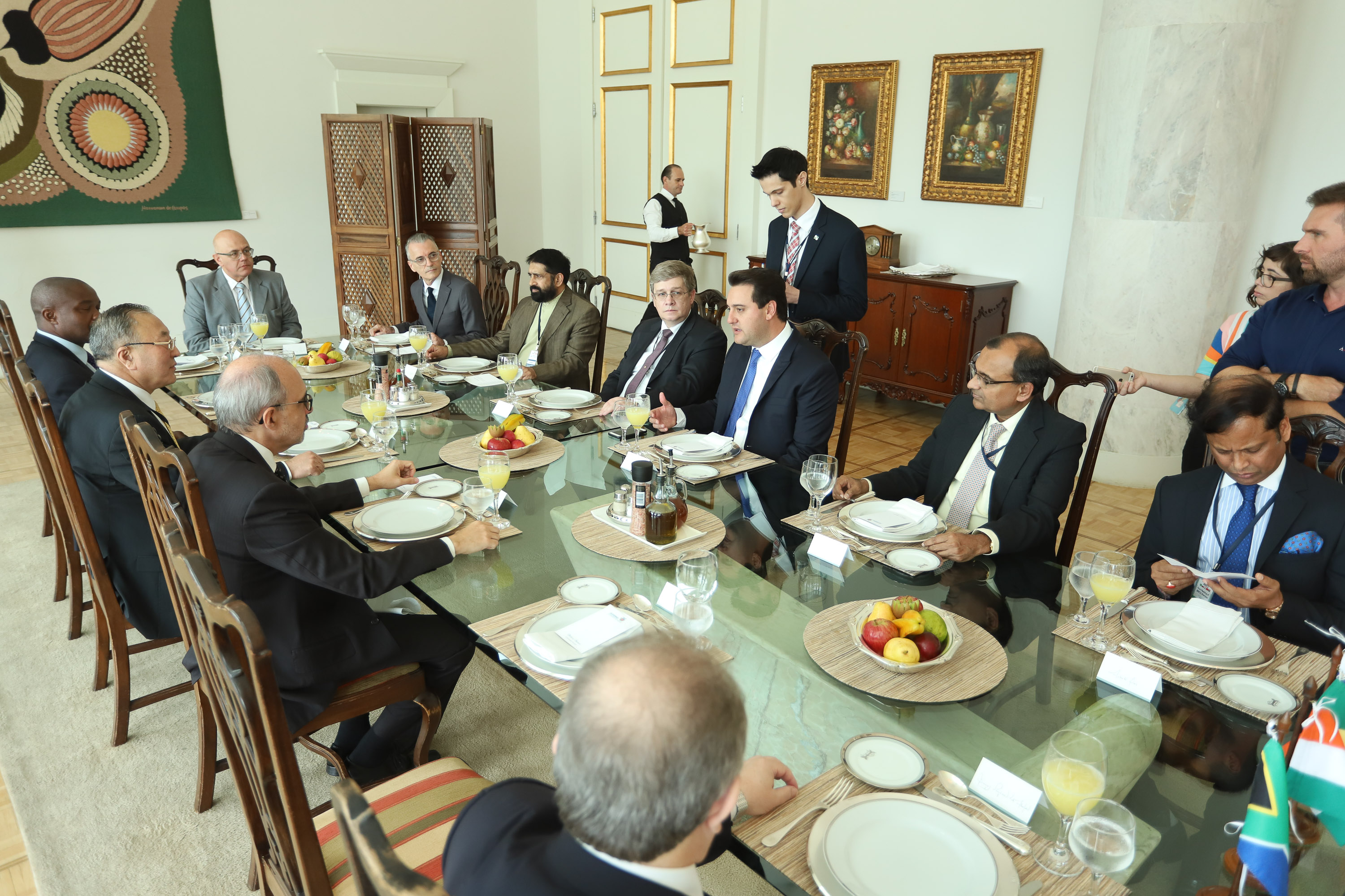 O governador Carlos Massa Ratinho Junior recebeu nesta quinta-feira (14), no Palácio Iguaçu, embaixadores e cônsules da Rússia, China, Índia e África do Sul e reafirmou o interesse do Paraná em ampliar os negócios com esses países que, junto com o Brasil, formam o Brics. - Curitiba, 14/03/2019 - Foto: Rodrigo Félix Leal/ANPr