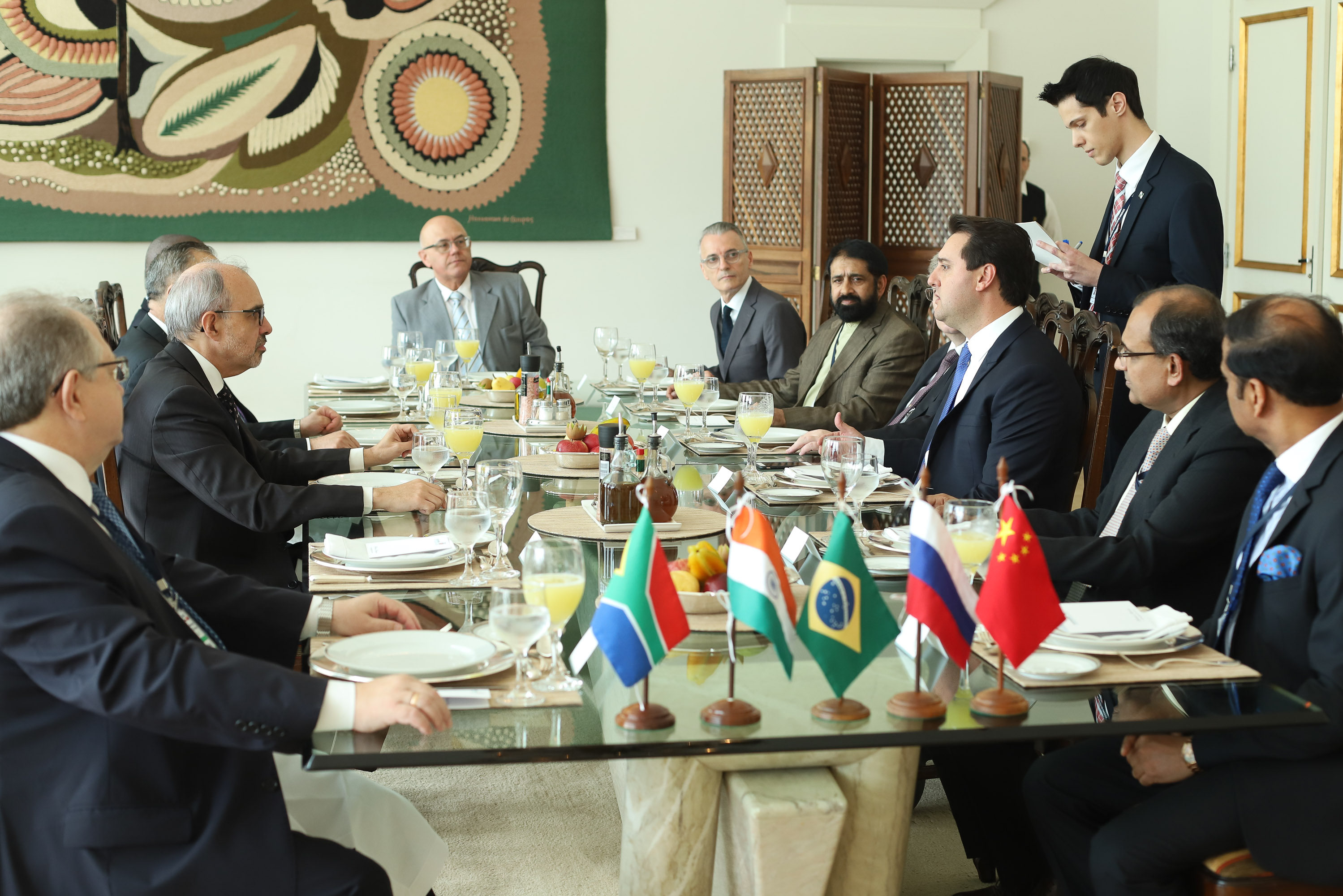O governador Carlos Massa Ratinho Junior recebeu nesta quinta-feira (14), no Palácio Iguaçu, embaixadores e cônsules da Rússia, China, Índia e África do Sul e reafirmou o interesse do Paraná em ampliar os negócios com esses países que, junto com o Brasil, formam o Brics. - Curitiba, 14/03/2019 - Foto: Rodrigo Félix Leal/ANPr
