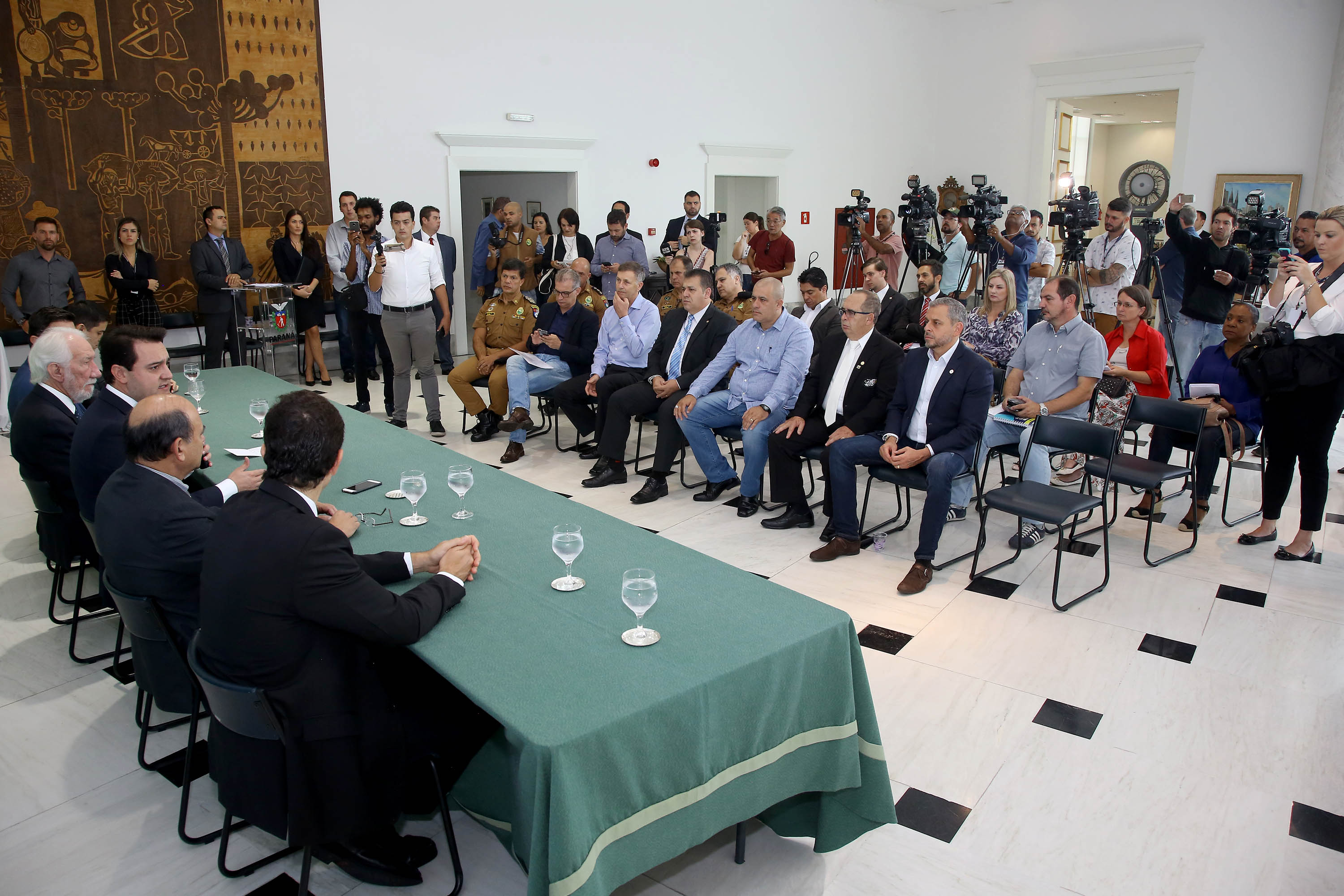 O governador Carlos Massa Ratinho Junior lançou nesta sexta-feira (15) o programa Escola Segura, que prevê uma série de medidas preventivas e protetivas de segurança que serão executadas na rede estadual de ensino. Curitiba,15/03/2019 Foto: Jaelson Lucas / ANPr