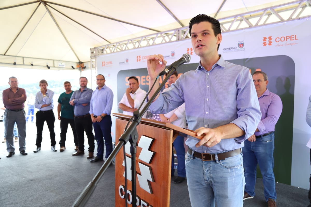 O presidente da Copel, Daniel Pimentel Slaviero, inaugurou nesta sexta-feira (15) a subestação de energia Bituruna, no Centro-Sul do Estado. A nova unidade é resultado de investimentos de R$ 40 milhões e beneficia diretamente 60 mil pessoas dos municípios de Bituruna e Cruz Machado e, no futuro, parte de Porto Vitória e Pinhão. O diretor de Distribuição da Copel, Maximiliano Orfali, participou da solenidade. Foto: Divulgação/Copel