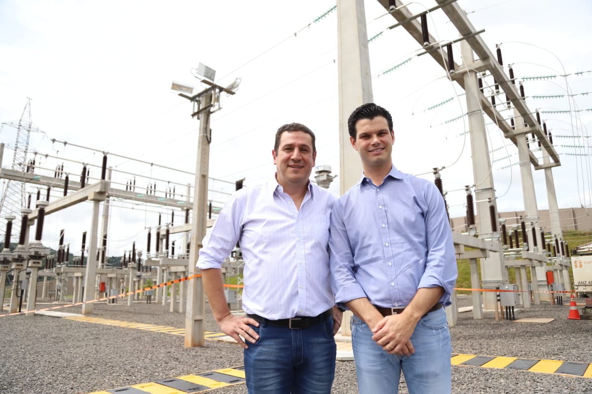O presidente da Copel, Daniel Pimentel Slaviero, inaugurou nesta sexta-feira (15) a subestação de energia Bituruna, no Centro-Sul do Estado. A nova unidade é resultado de investimentos de R$ 40 milhões e beneficia diretamente 60 mil pessoas dos municípios de Bituruna e Cruz Machado e, no futuro, parte de Porto Vitória e Pinhão. O diretor de Distribuição da Copel, Maximiliano Orfali, participou da solenidade. Foto: Divulgação/Copel