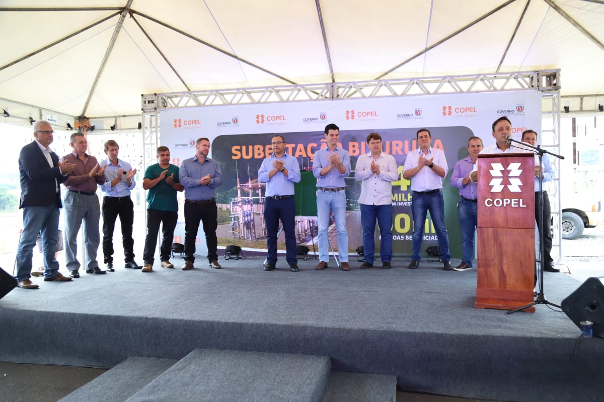 O presidente da Copel, Daniel Pimentel Slaviero, inaugurou nesta sexta-feira (15) a subestação de energia Bituruna, no Centro-Sul do Estado. A nova unidade é resultado de investimentos de R$ 40 milhões e beneficia diretamente 60 mil pessoas dos municípios de Bituruna e Cruz Machado e, no futuro, parte de Porto Vitória e Pinhão. O diretor de Distribuição da Copel, Maximiliano Orfali, participou da solenidade. Foto: Divulgação/Copel