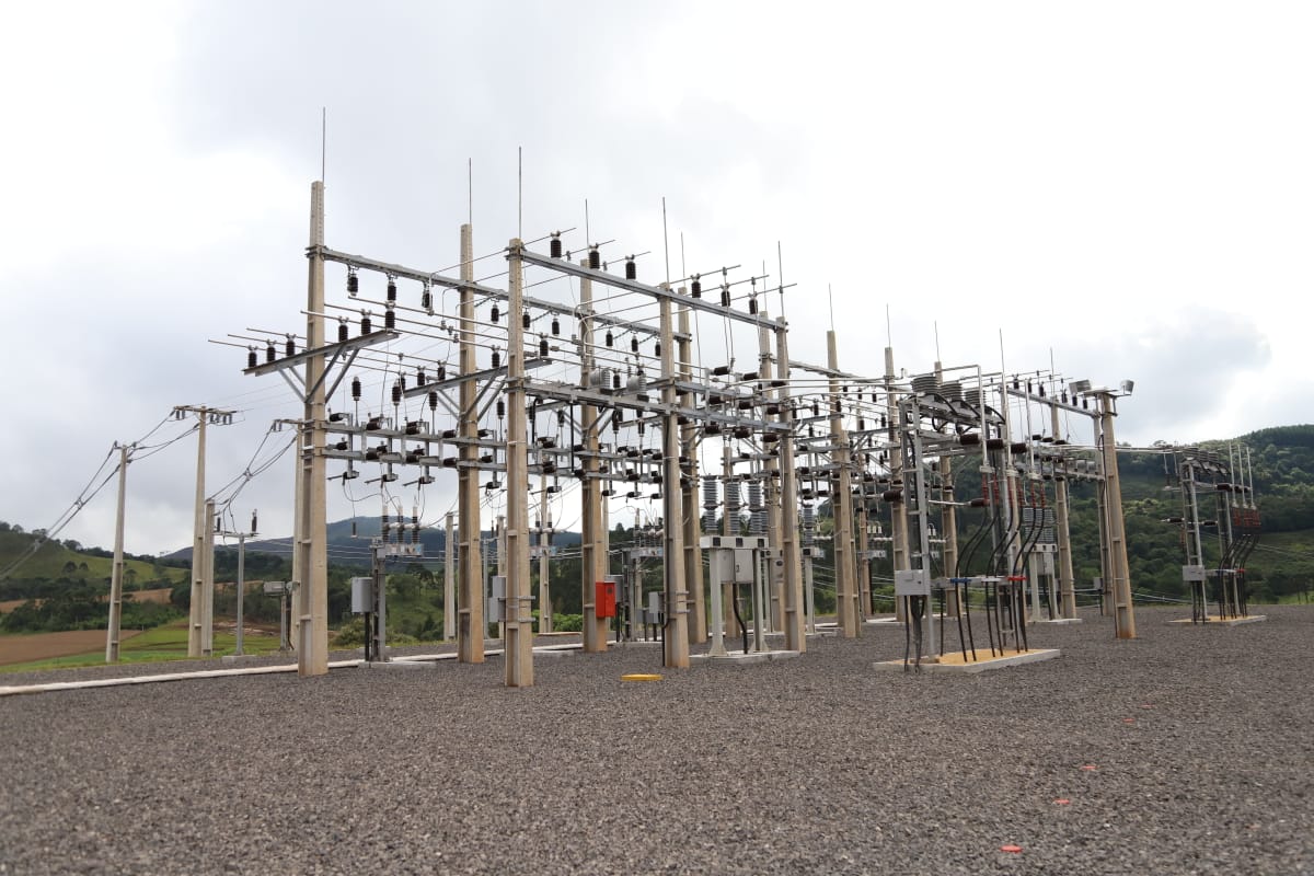 O presidente da Copel, Daniel Pimentel Slaviero, inaugurou nesta sexta-feira (15) a subestação de energia Bituruna, no Centro-Sul do Estado. A nova unidade é resultado de investimentos de R$ 40 milhões e beneficia diretamente 60 mil pessoas dos municípios de Bituruna e Cruz Machado e, no futuro, parte de Porto Vitória e Pinhão. O diretor de Distribuição da Copel, Maximiliano Orfali, participou da solenidade. Foto: Divulgação/Copel
